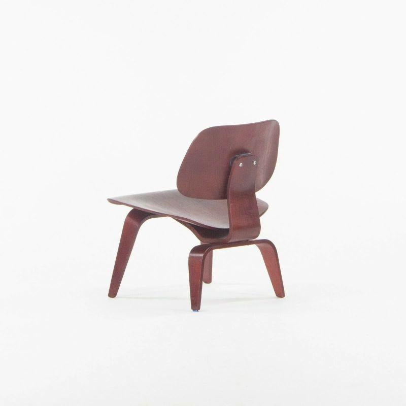 Bois Paire de chaises longues Eames LCW d'Herman Miller, vers 1953, en bois et aniline rouge restaurée en vente