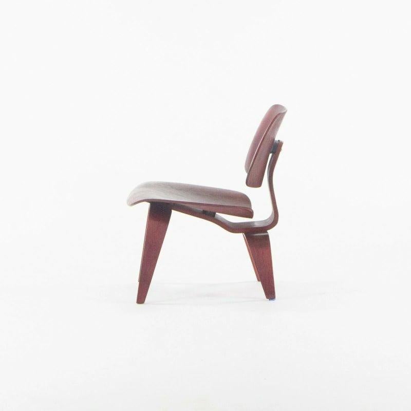 Paire de chaises longues Eames LCW d'Herman Miller, vers 1953, en bois et aniline rouge restaurée en vente 1