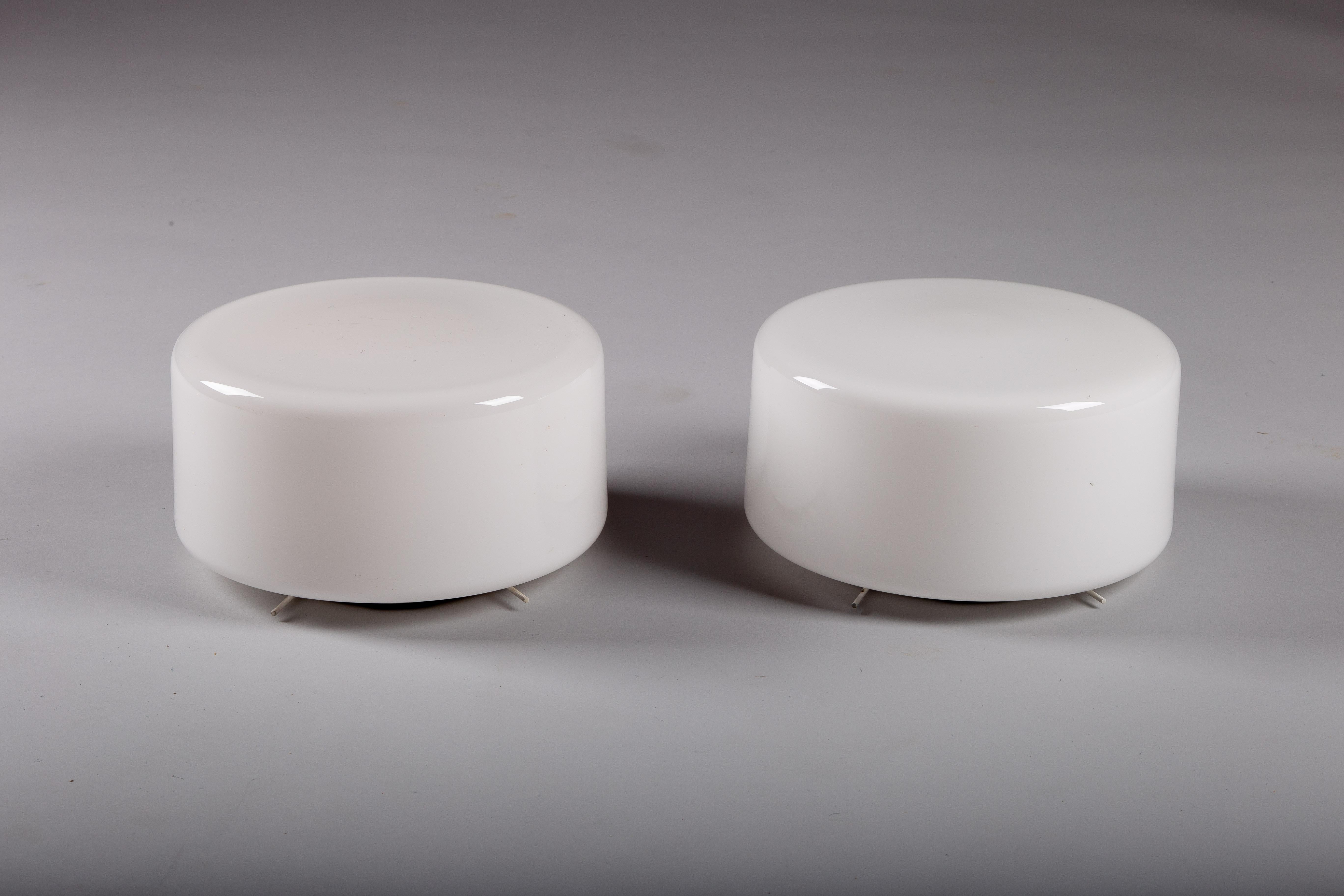 Fangen Sie die zeitlose Eleganz des nordischen Designs mit diesem exquisiten Paar finnischer Opalglas-Einbauleuchten aus den 1960er Jahren ein. Diese Lampen sind für ihre minimalistische Schönheit und hochwertige Verarbeitung bekannt und verfügen