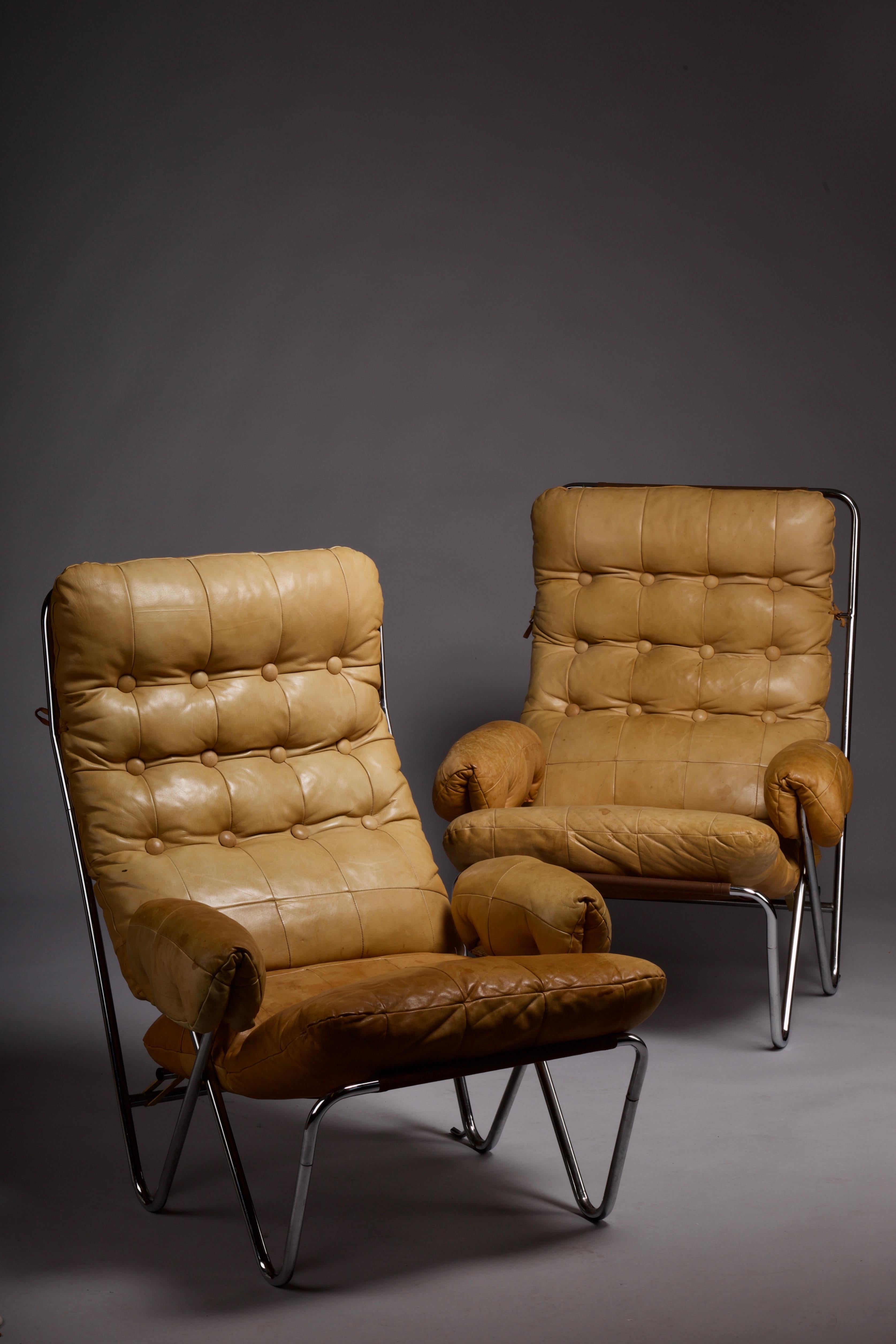 Experimenta la elegancia atemporal del diseño escandinavo con este exquisito par de sillones de salón de cuero de la década de 1960, muy probablemente de origen noruego. Estas asombrosas piezas presentan una hermosa pátina en la piel, que les