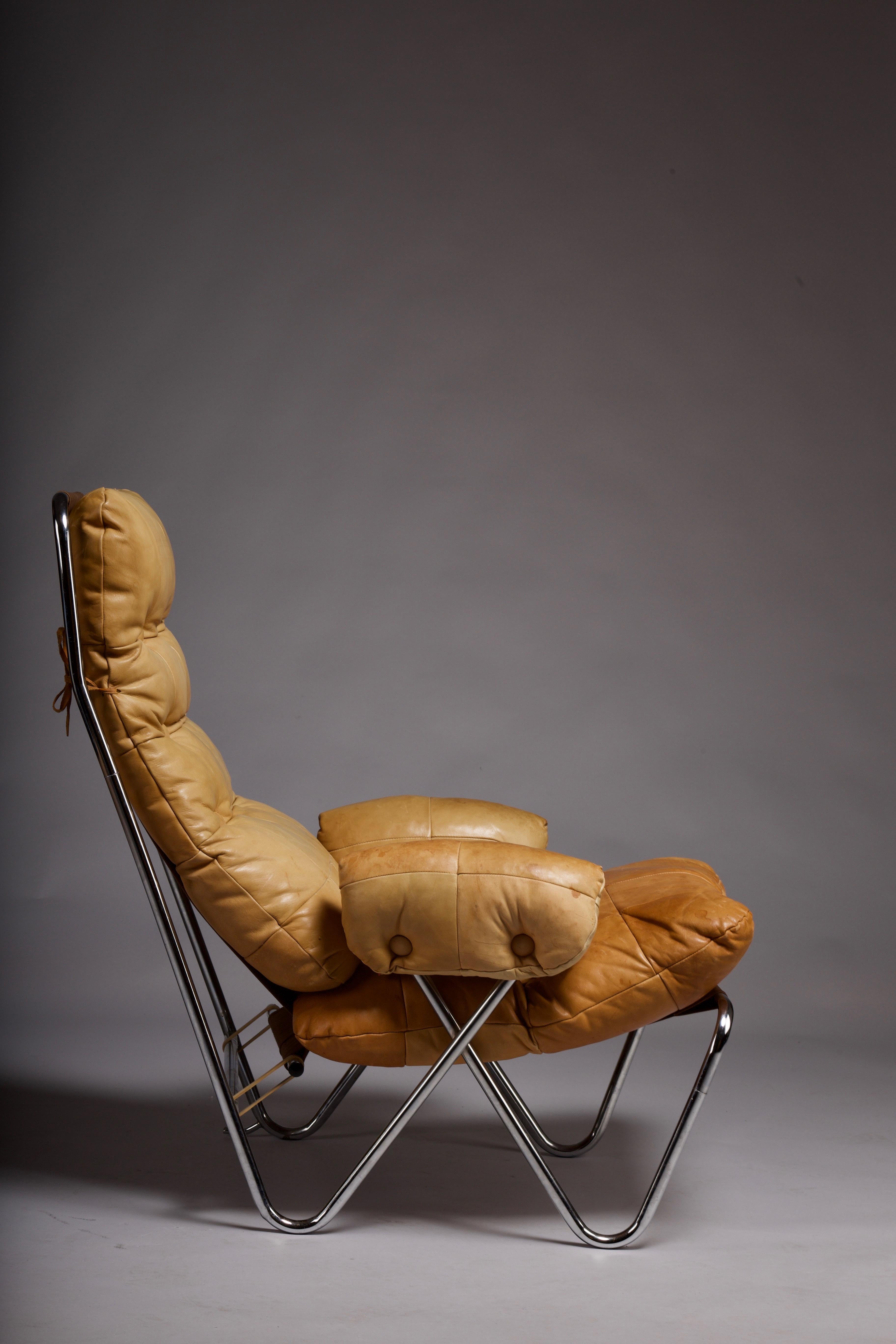Pareja de sillones de salón escandinavos de cuero de c. 1960 Moderno de mediados de siglo en venta