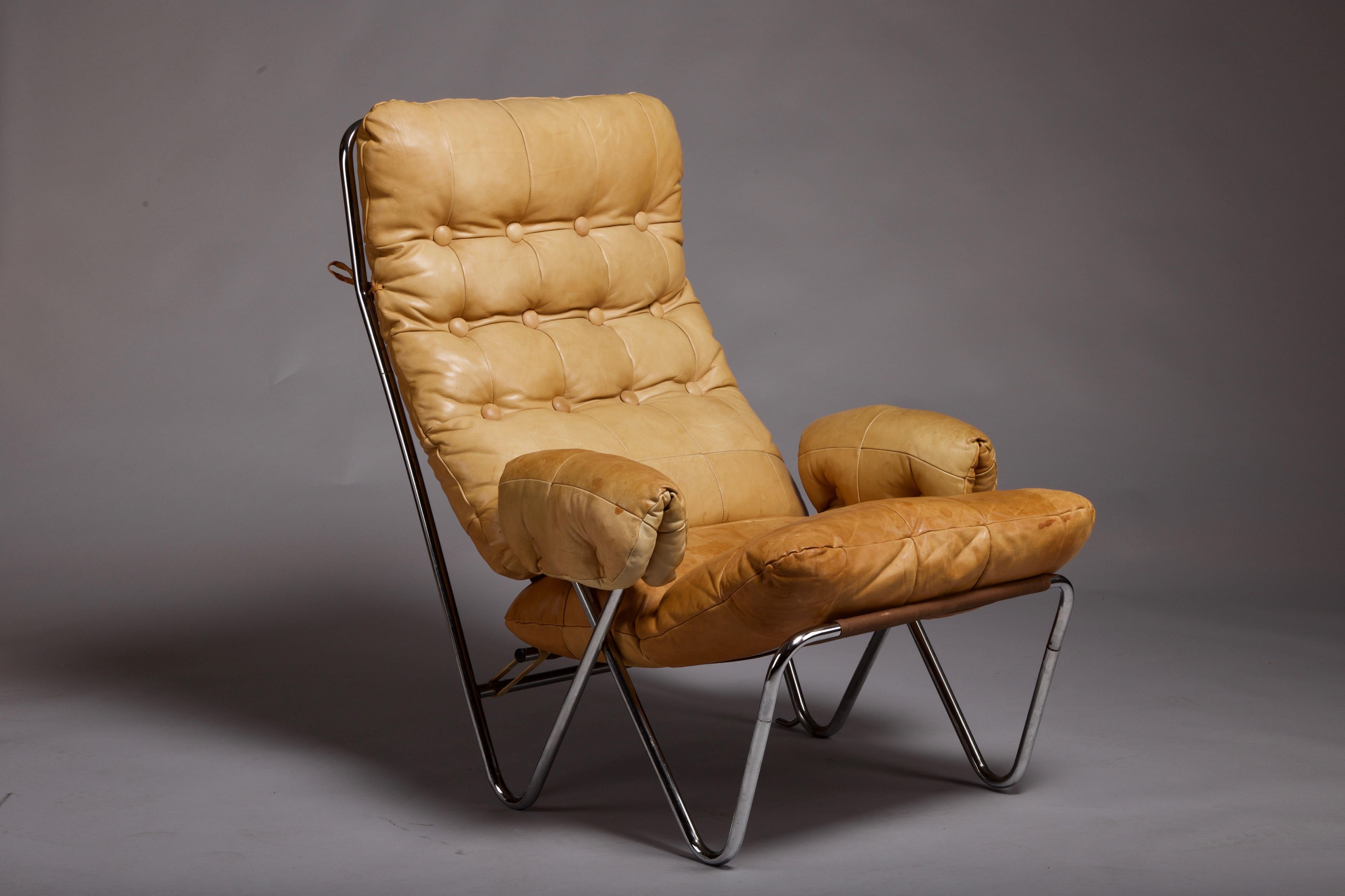 Pareja de sillones de salón escandinavos de cuero de c. 1960 Policromado en venta