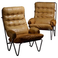 Coppia di sedie da salotto scandinave in pelle degli anni '60 circa