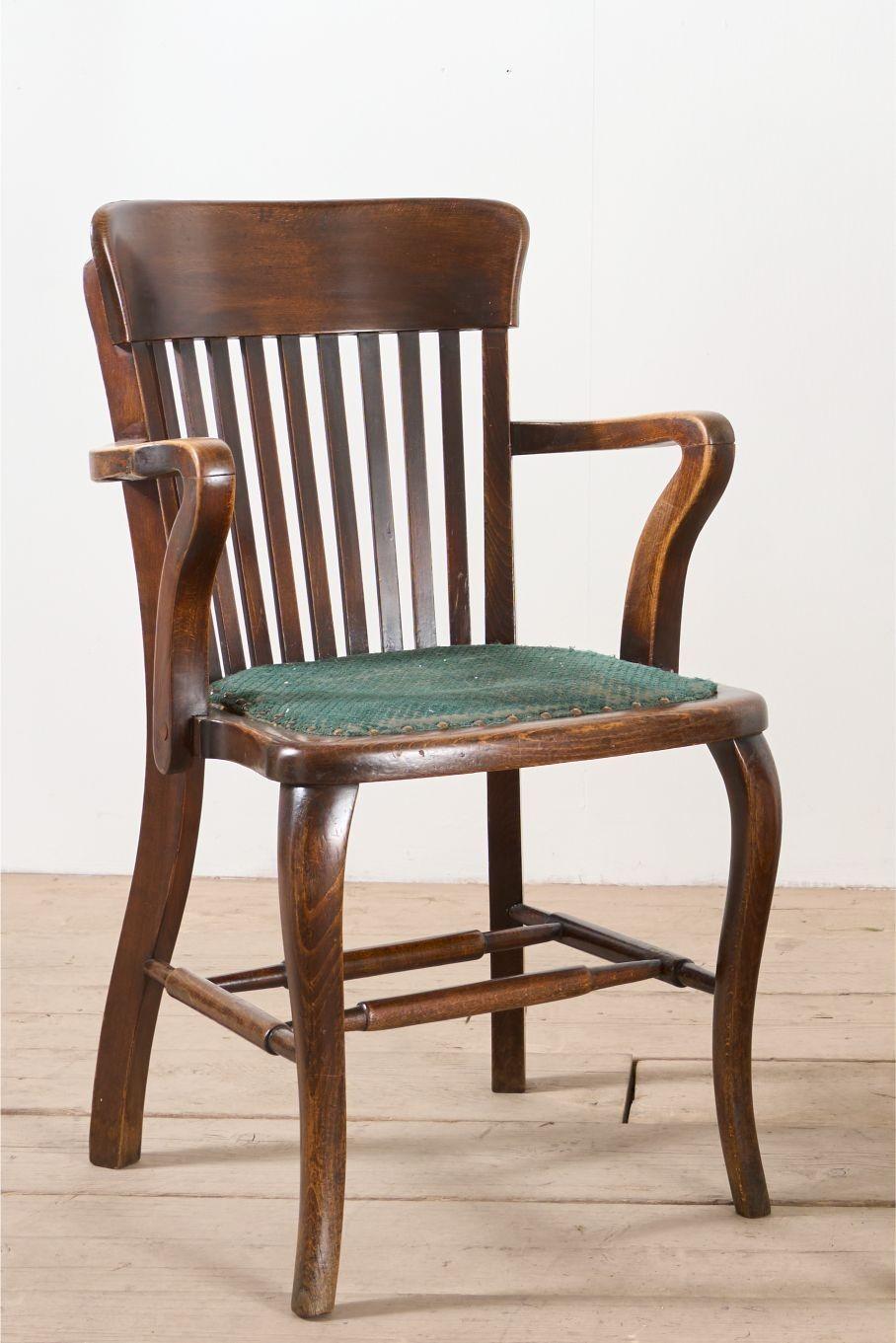 Pair of c.1920 oak desk chairs en Excelente estado para la venta en Malton, GB