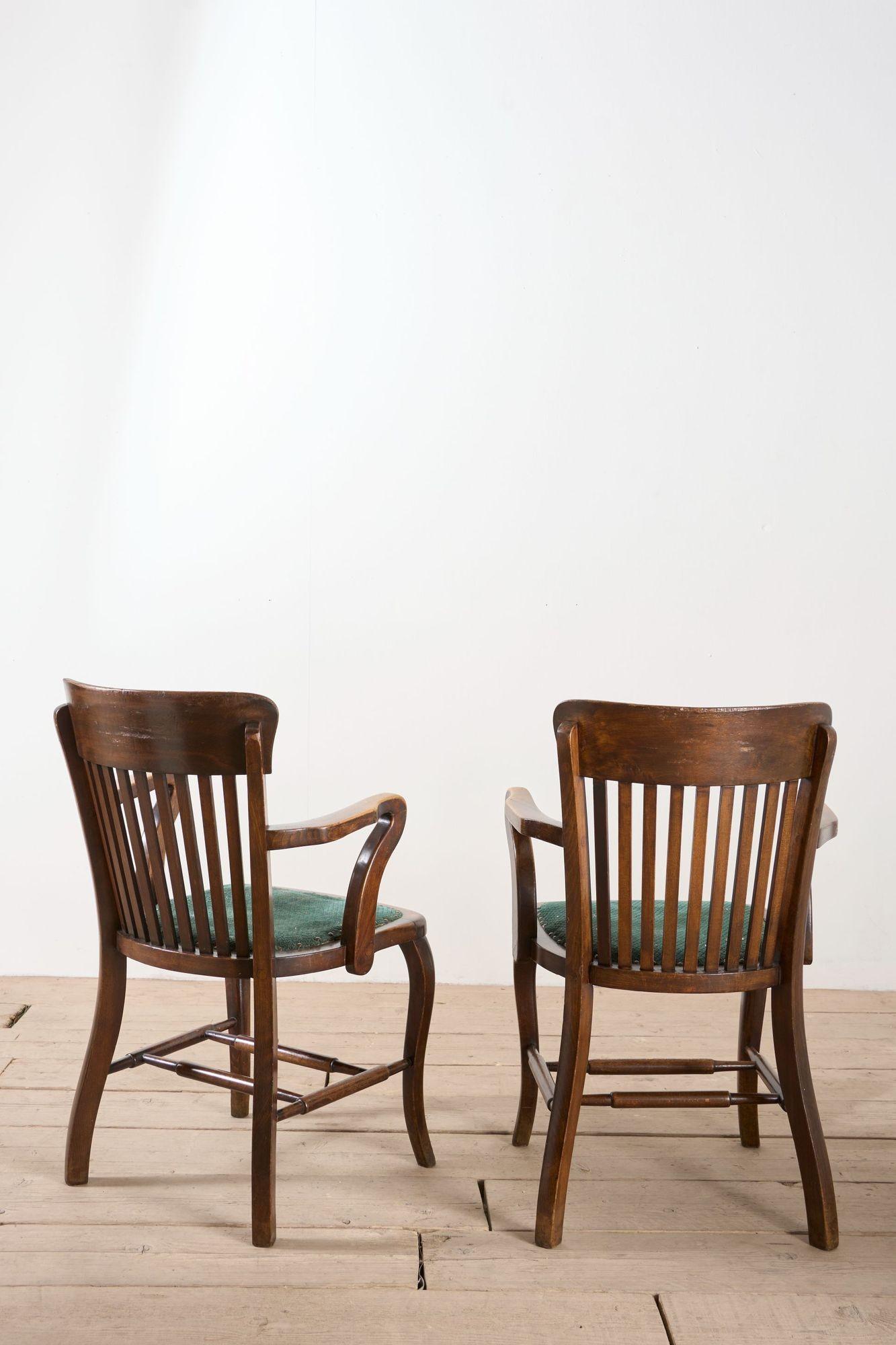 Pair of c.1920 oak desk chairs en venta 1