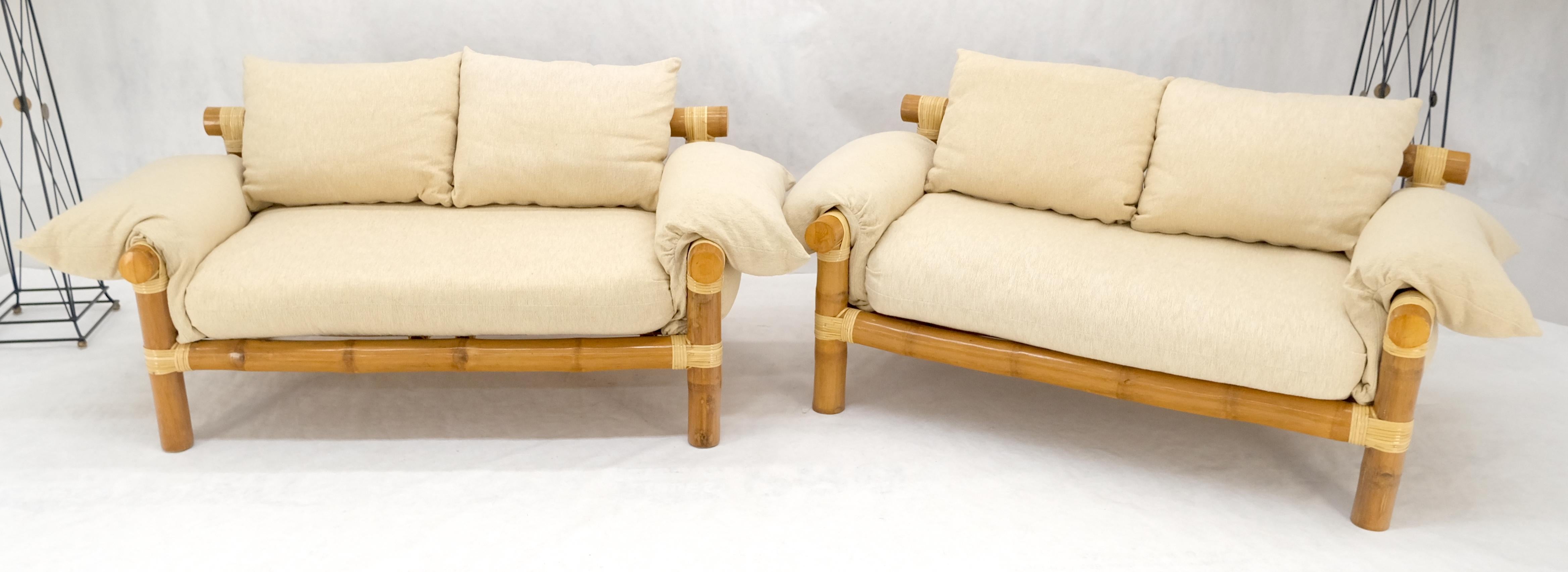 Paar c1970s Vintage Massive dicke Bambus Basen Loveseats MINT (Lackiert) im Angebot