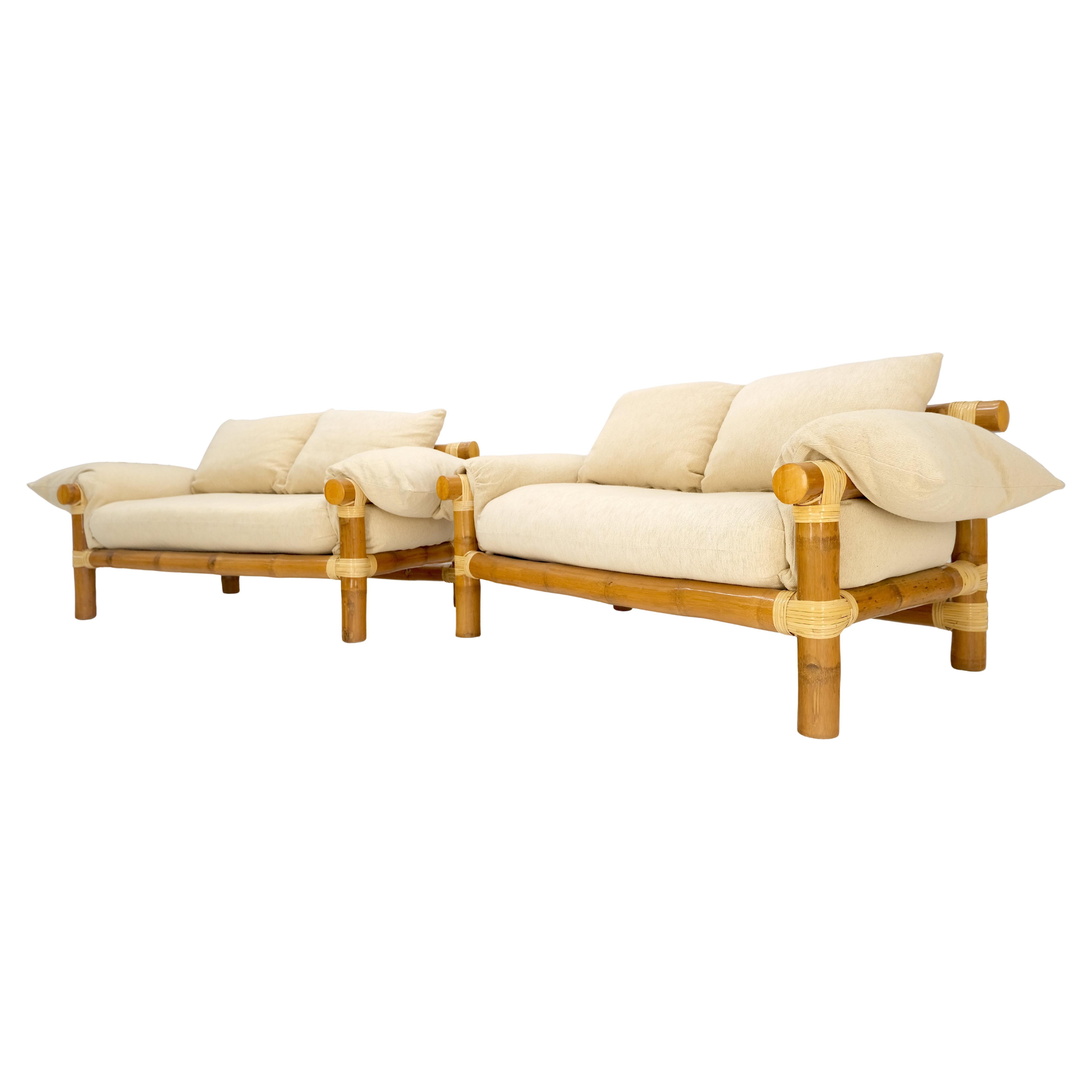 Pareja de loveseats con base de bambú grueso c1970s Vintage MINT