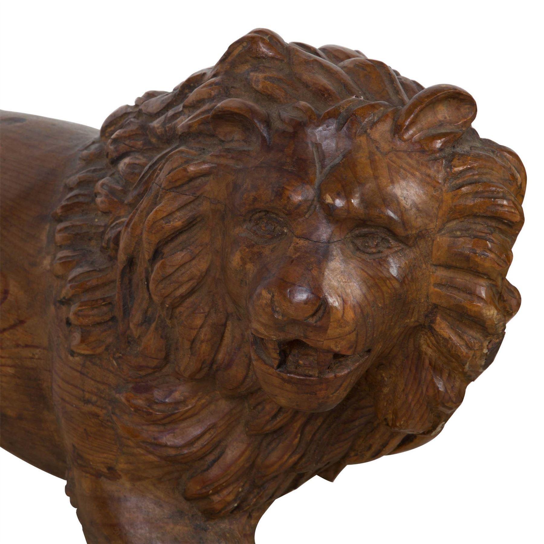 C19th Paar Medici Löwen in geschnitztem Holz, in entgegengesetzter Haltung mit Köpfen zu sinister und dexter gedreht, mit einer Pfote auf einer Kugel.  Circa 1830.

30 3/4