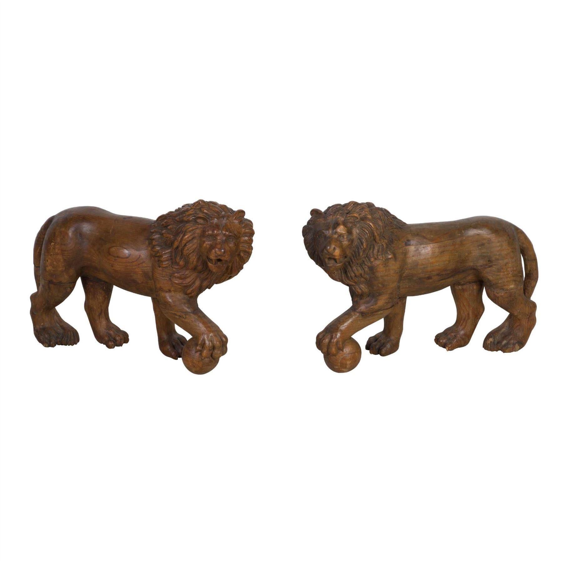 Paar geschnitzte Medici-Löwen aus dem 19. (Geschnitzt)