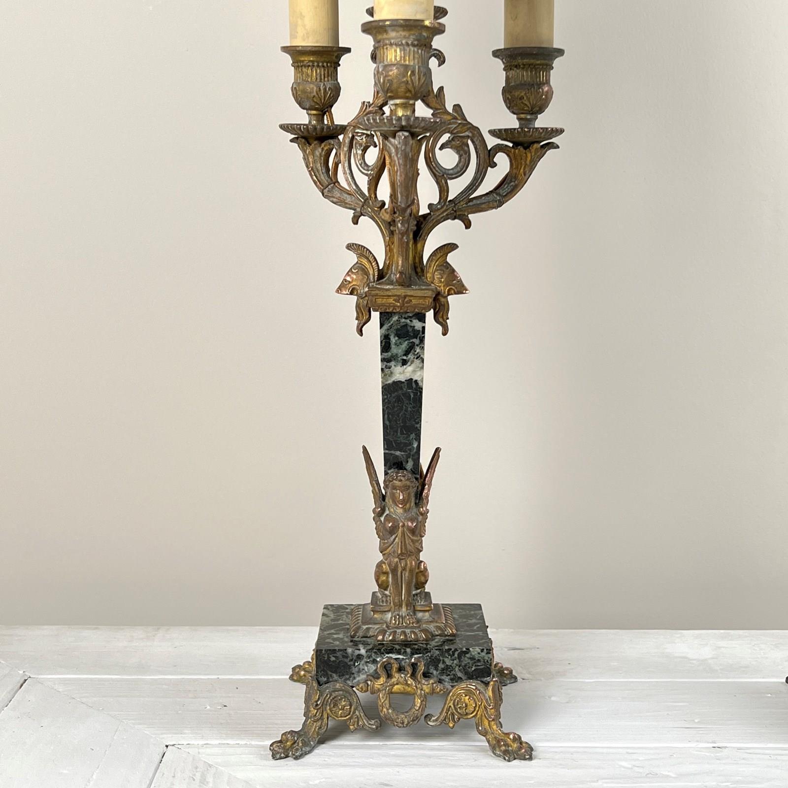 Sorprendente pareja de candelabros franceses de bronce dorado del siglo XIX, de estilo renacimiento egipcio. Limpiadas con compasión y recableadas, estas preciosas lámparas tienen cuatro apliques de luz rematados con atractivas pantallas de color