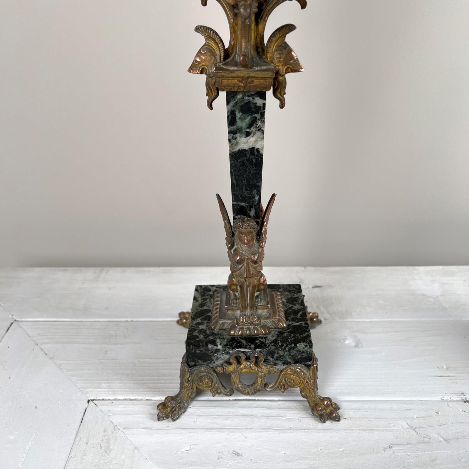 Pareja De Candelabros Franceses De Bronce Dorado Y Mármol Del Siglo XIX Francés en venta