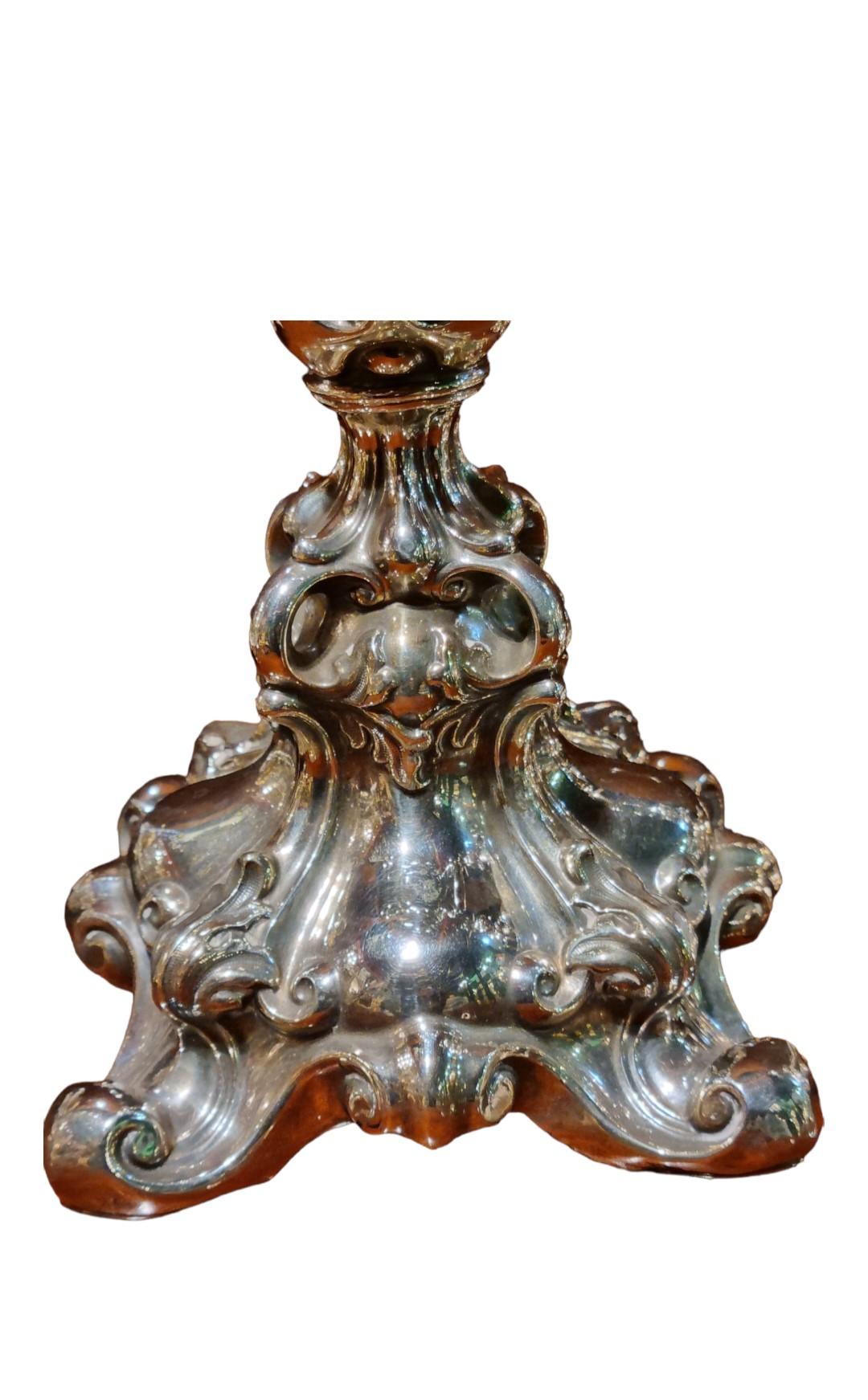 Très belle paire de chandeliers rococo français des années C.I.C.
Ces chandeliers ont été polis et laqués.
En excellent état