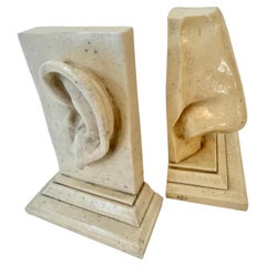 Ein Paar C2C-Designs, ein skulpturales Ohr- und Buchstützen-Set mit Harzsockel