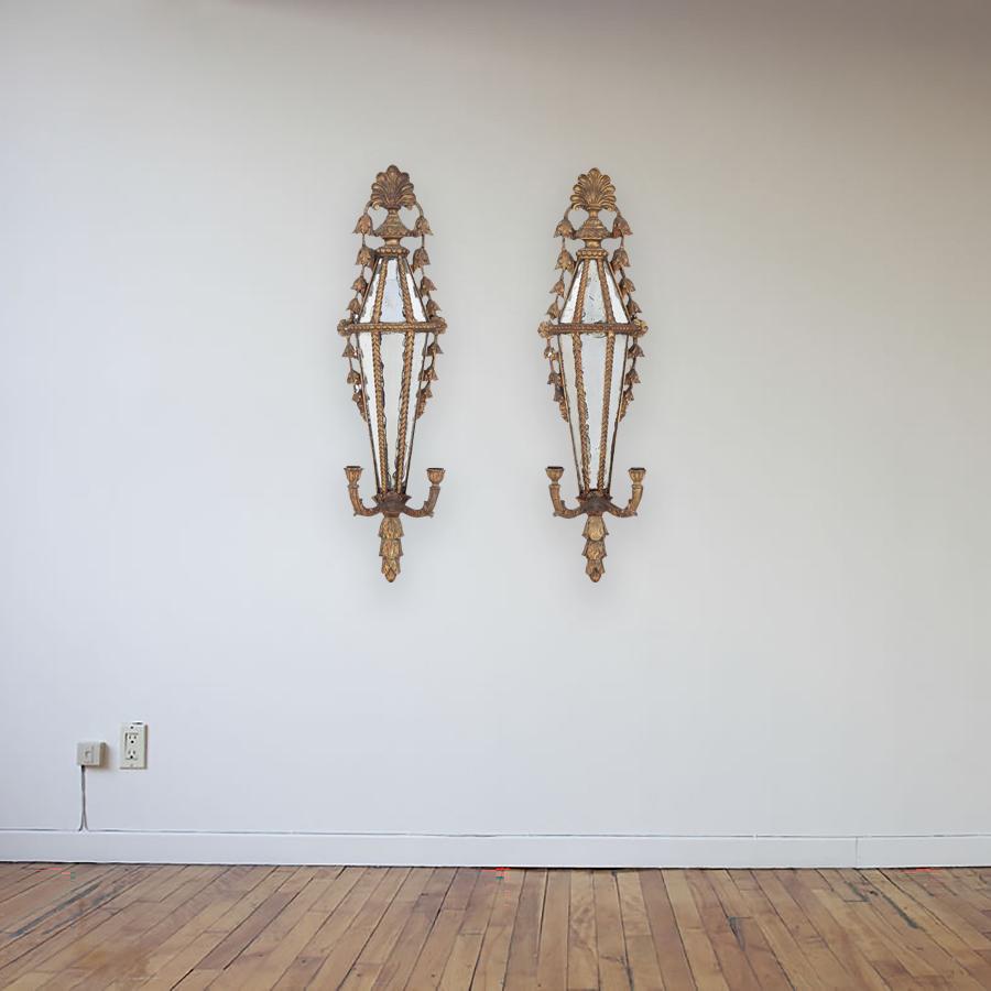 Pareja de espejos de pared Girandole de madera dorada tallada italianos de hacia 1800

Anónimo
Italia; hacia 1800
Giltwood, espejos de cristal

Tamaño aproximado:  34 (alt.) x 9,25 (anch.) x 6 (prof.) pulg. (c/u)

Un par único y exquisito de espejos