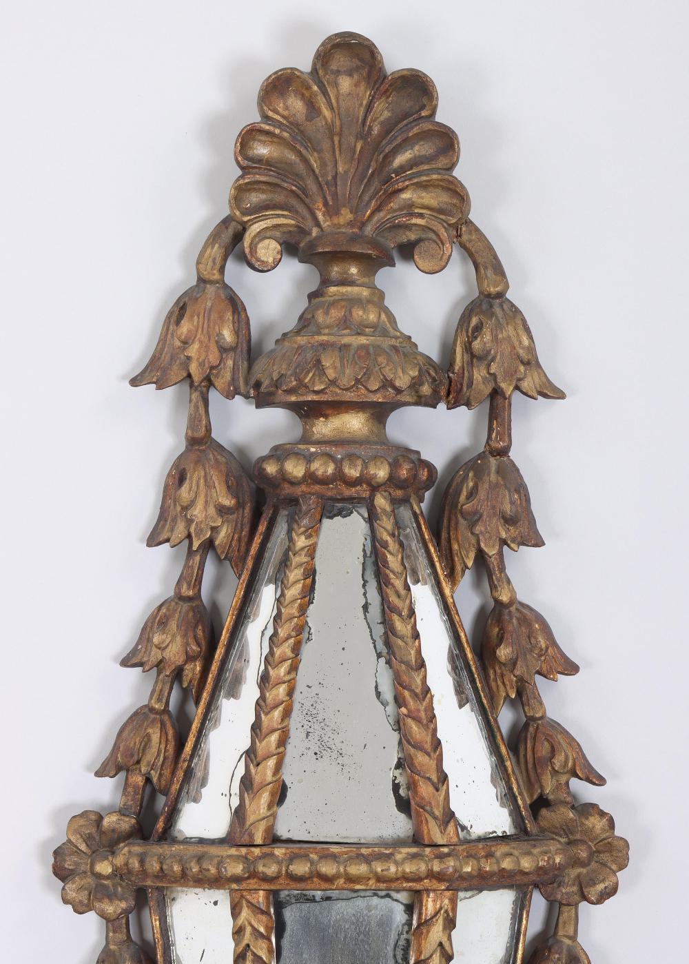 Pareja de espejos de pared Girandole de madera dorada tallada italianos de hacia 1800 Victoriano temprano en venta