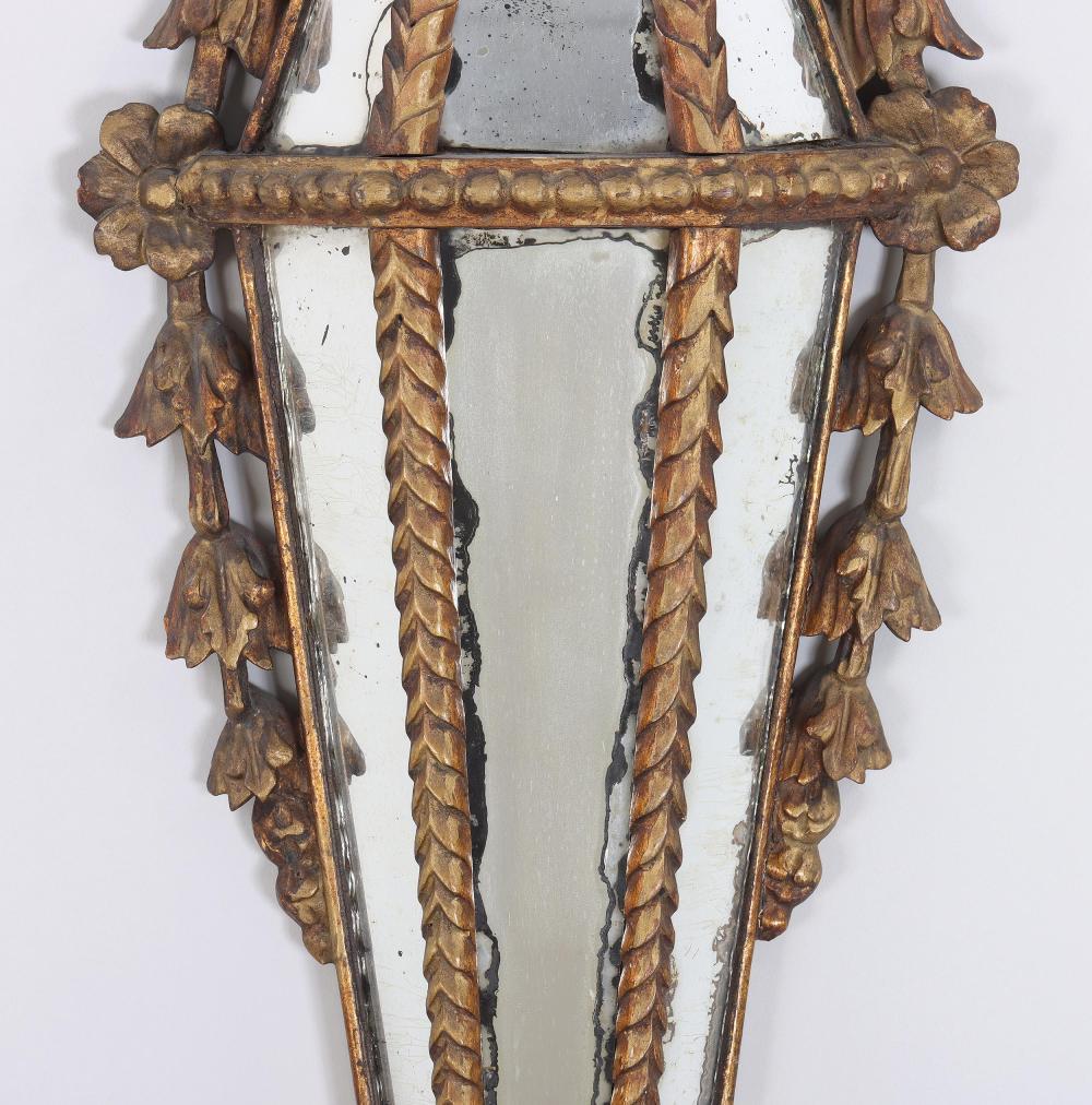 Pareja de espejos de pared Girandole de madera dorada tallada italianos de hacia 1800 Italiano en venta
