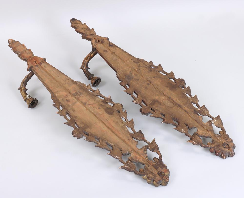 Pareja de espejos de pared Girandole de madera dorada tallada italianos de hacia 1800 principios del siglo XIX en venta