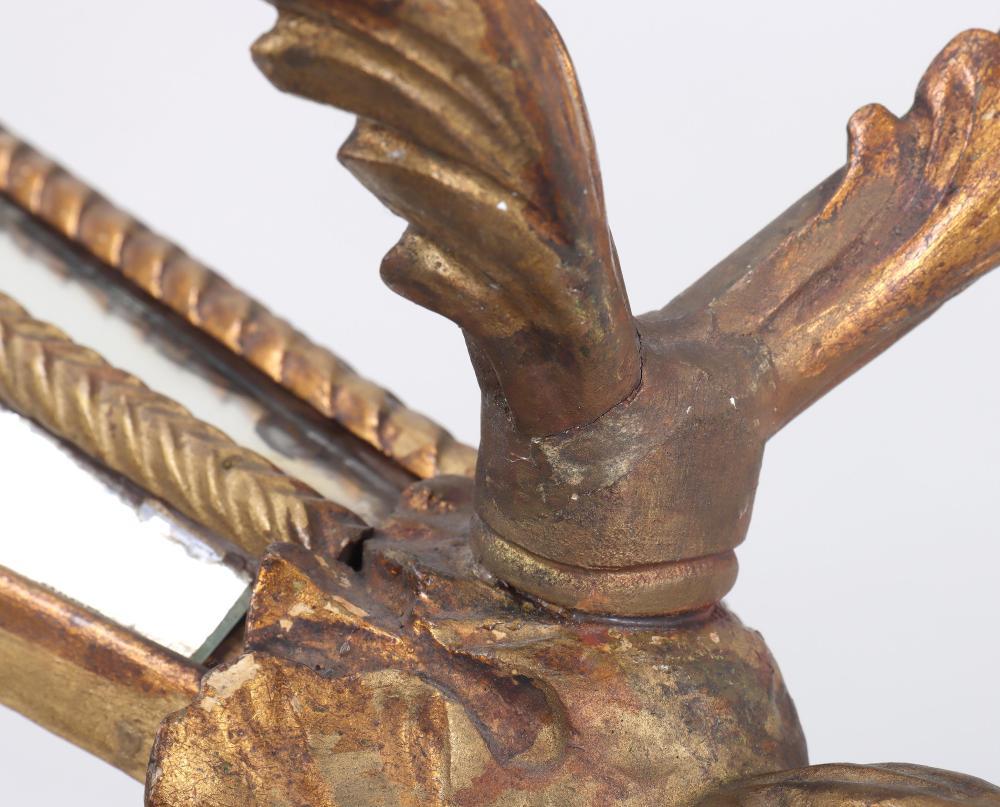 Pareja de espejos de pared Girandole de madera dorada tallada italianos de hacia 1800 Latón en venta