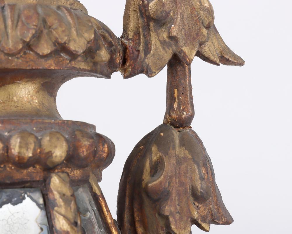 Pareja de espejos de pared Girandole de madera dorada tallada italianos de hacia 1800 en venta 1