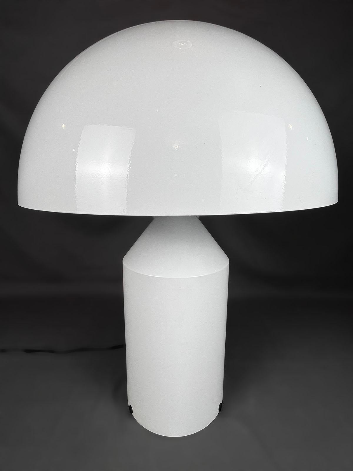 Mid-Century moderno Coppia di lampade da tavolo Vico Magistretti per Oluce Atollo 233 in alluminio bianco del 1980 ca. in vendita