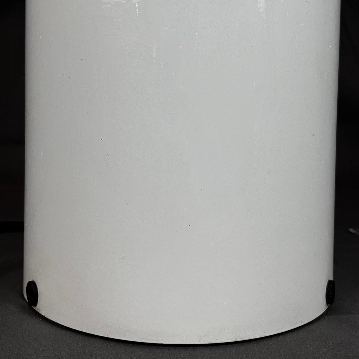 Italiano Coppia di lampade da tavolo Vico Magistretti per Oluce Atollo 233 in alluminio bianco del 1980 ca. in vendita