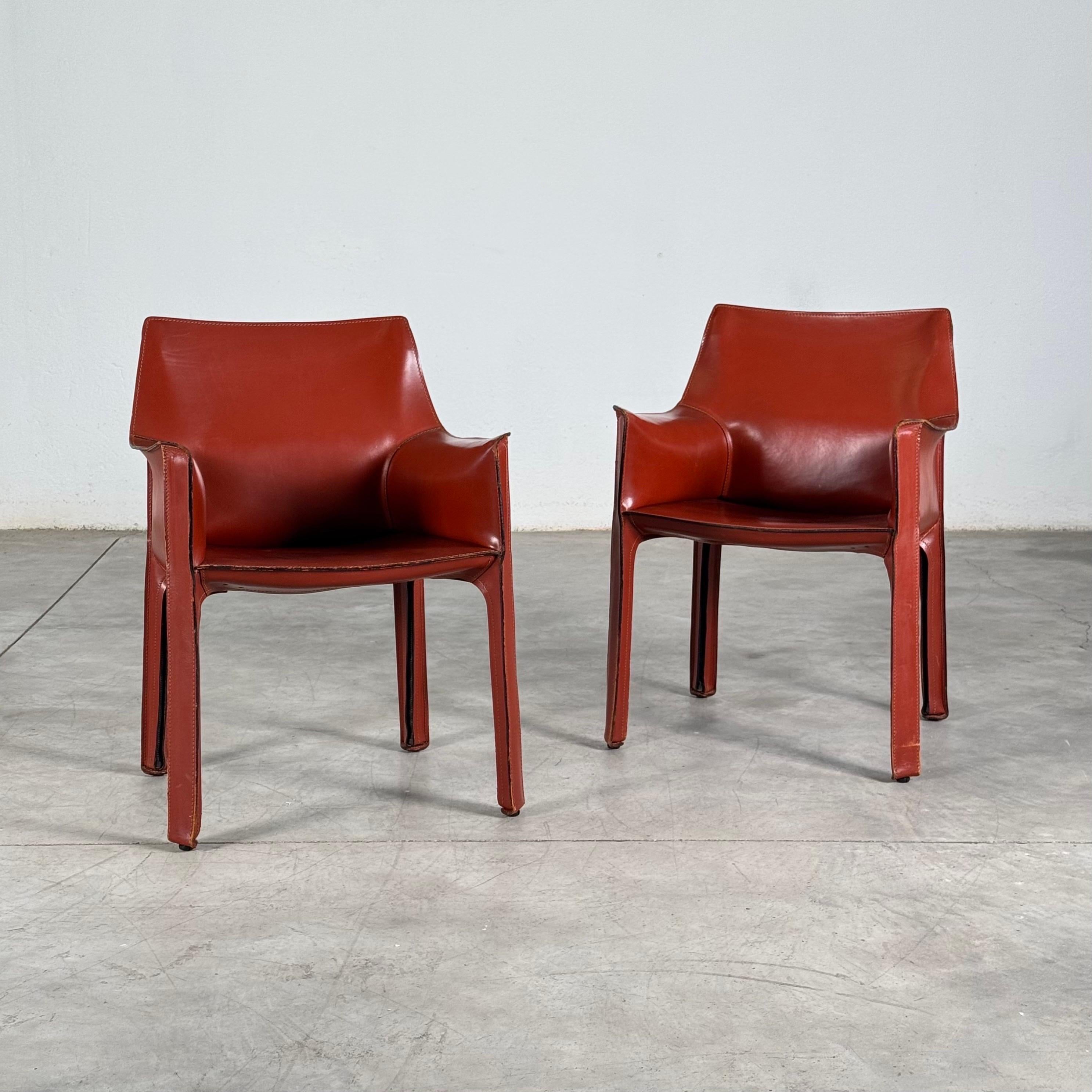 Ein Paar CAB 413 Sessel von Mario Bellini für Cassina in original bulgarischem Rot (Moderne der Mitte des Jahrhunderts) im Angebot