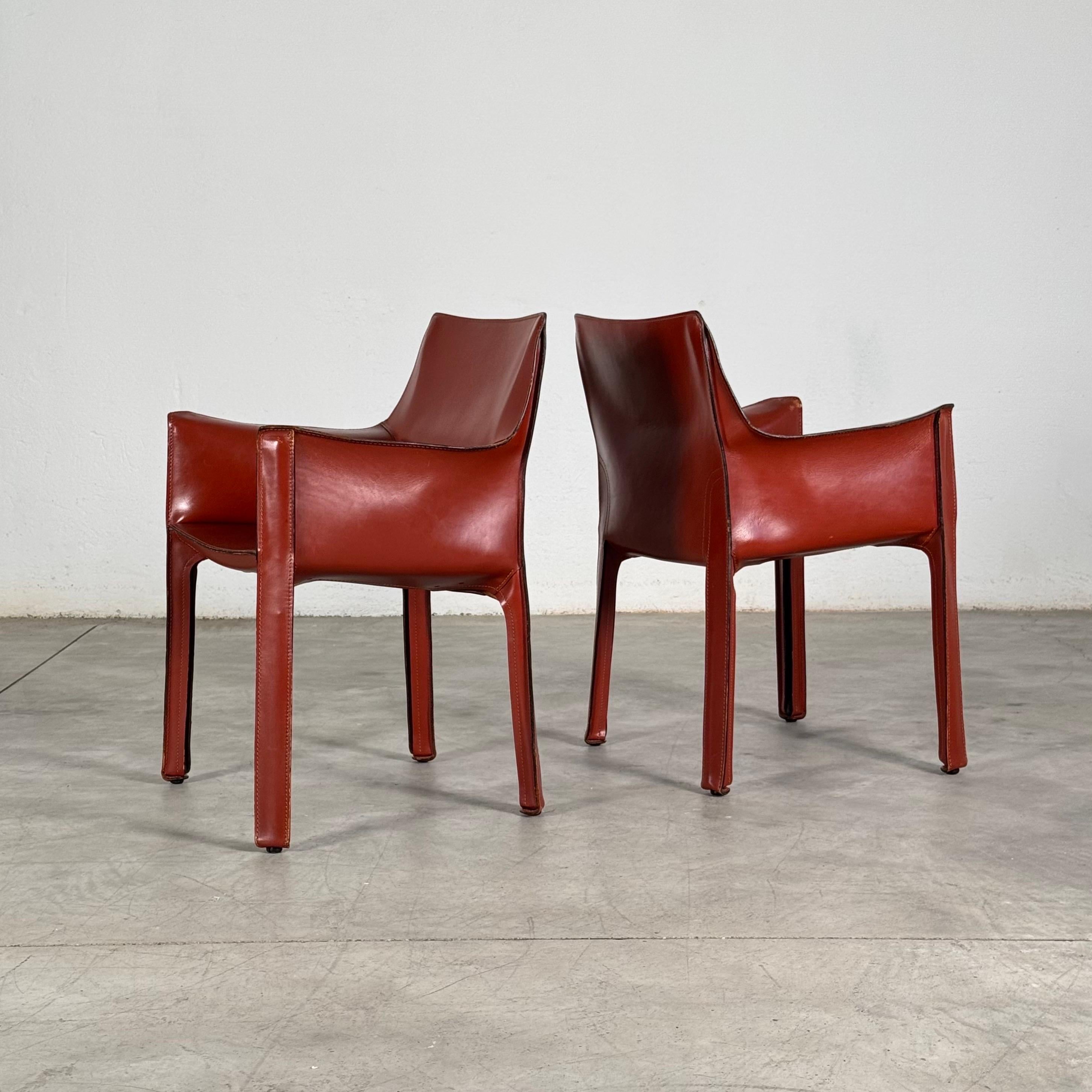 Ein Paar CAB 413 Sessel von Mario Bellini für Cassina in original bulgarischem Rot (Handgefertigt) im Angebot