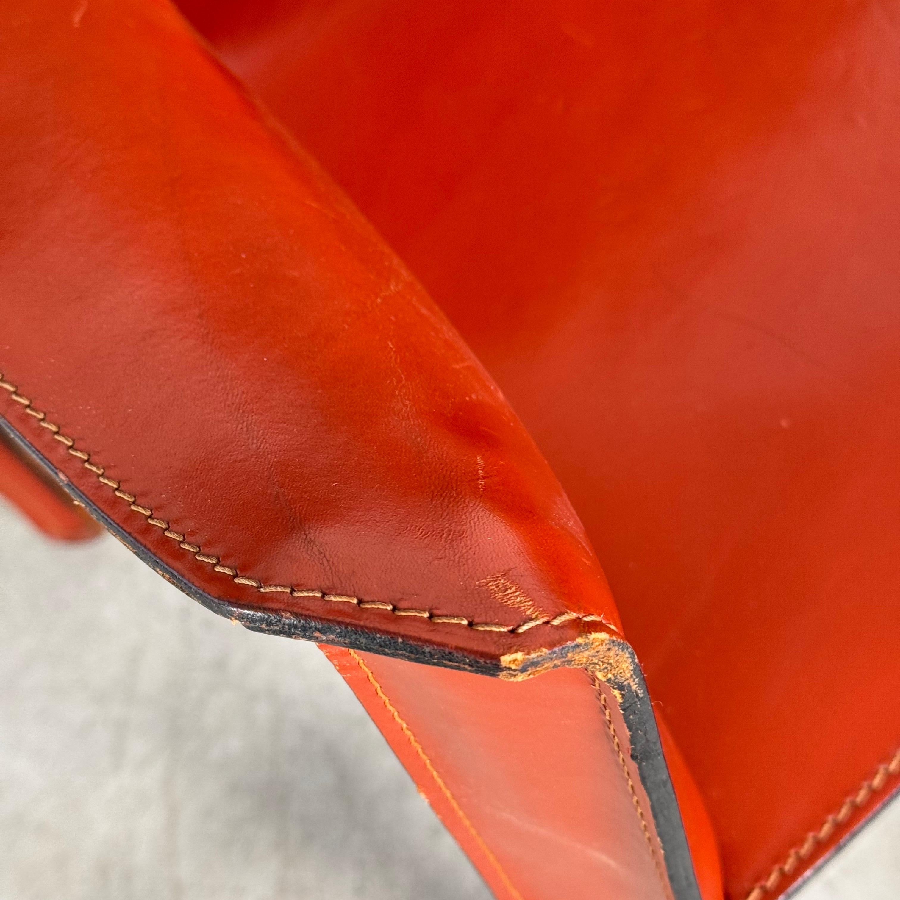 Ein Paar CAB 413 Sessel von Mario Bellini für Cassina in original bulgarischem Rot im Zustand „Gut“ im Angebot in Brescia, Brescia