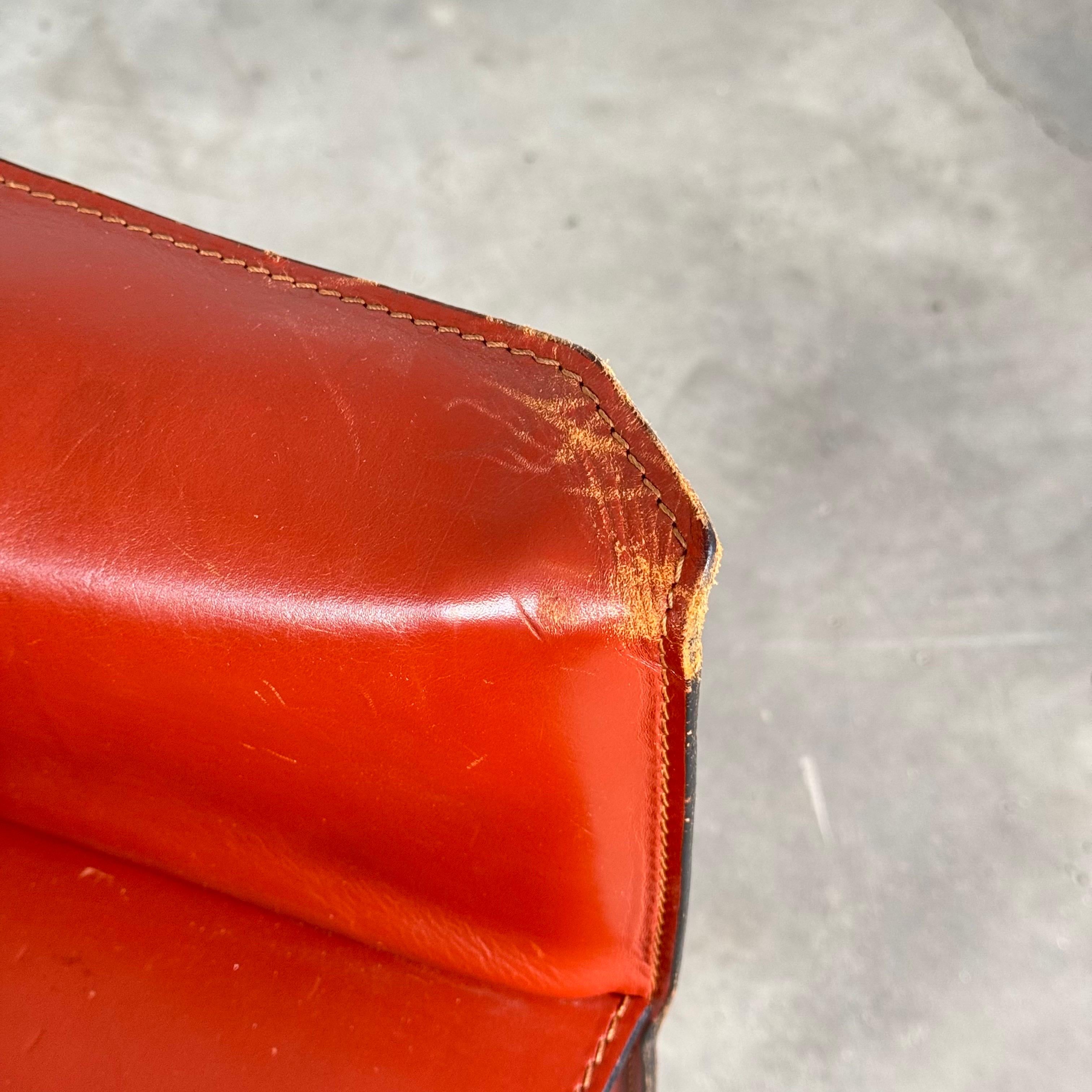 Ein Paar CAB 413 Sessel von Mario Bellini für Cassina in original bulgarischem Rot (Ende des 20. Jahrhunderts) im Angebot