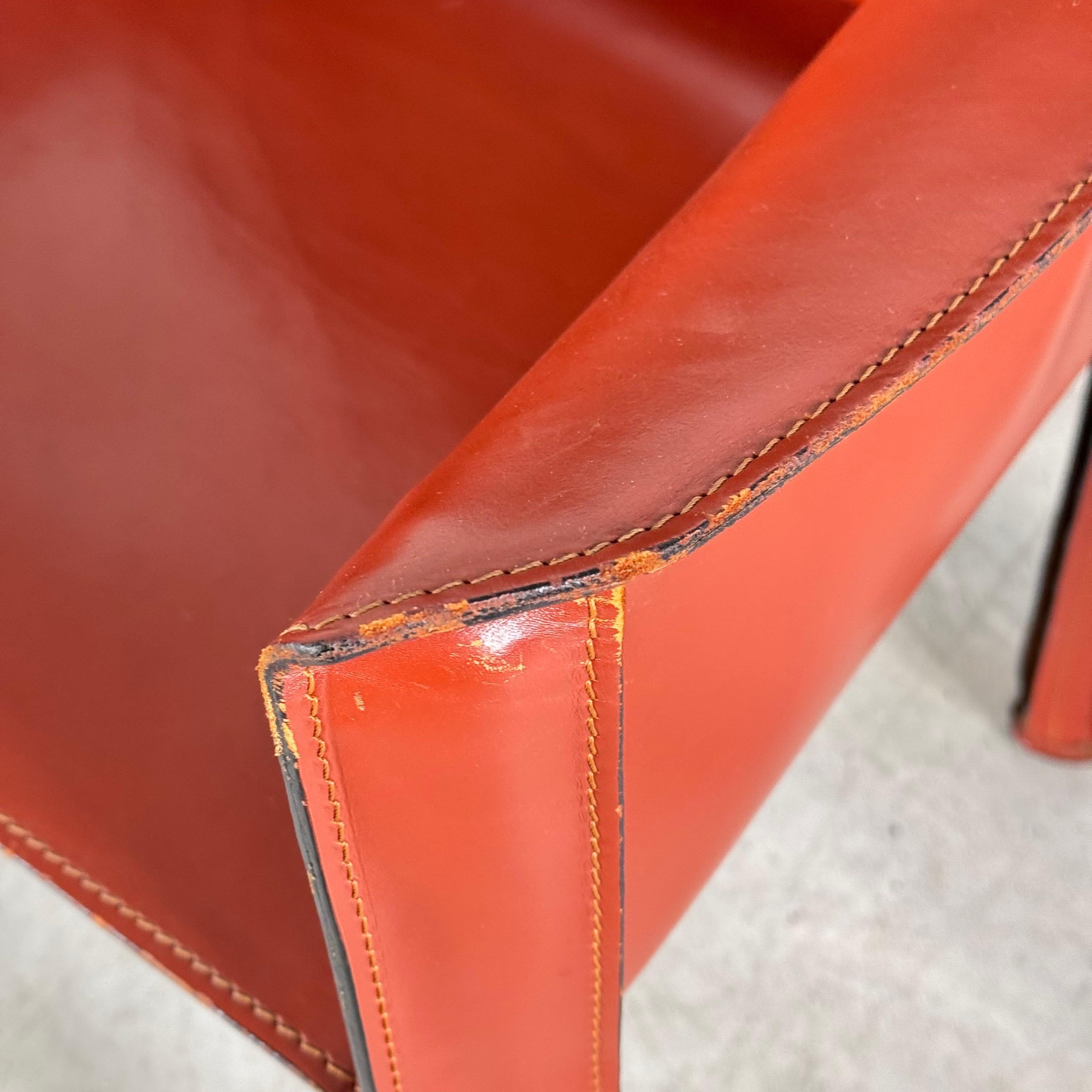 Ein Paar CAB 413 Sessel von Mario Bellini für Cassina in original bulgarischem Rot (Metall) im Angebot