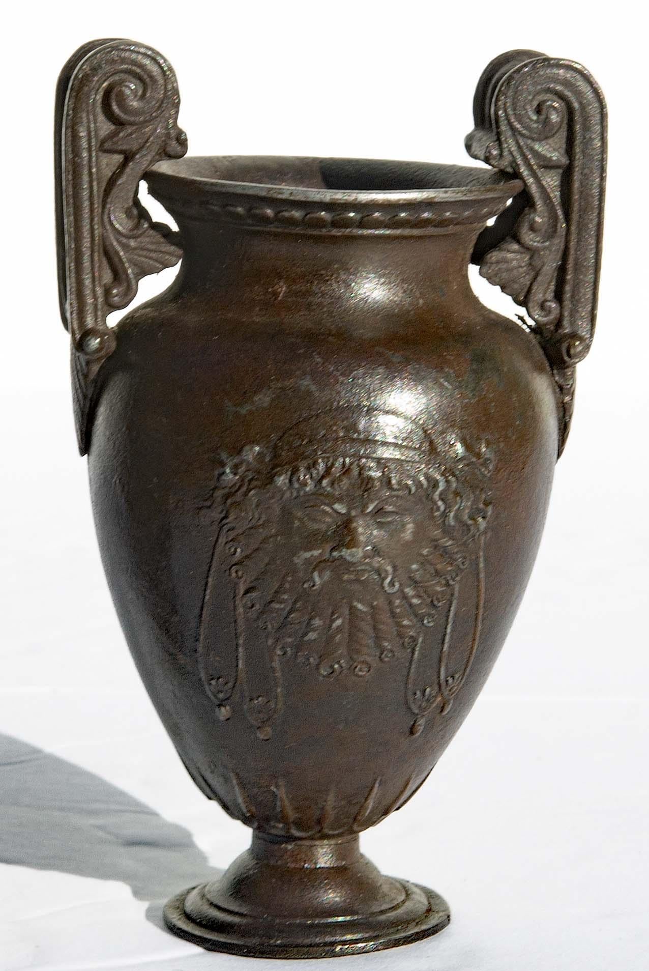 Paire d'urnes romaines classiques à deux anses. Fonte patinée. Grand tour du milieu du 19e siècle.
