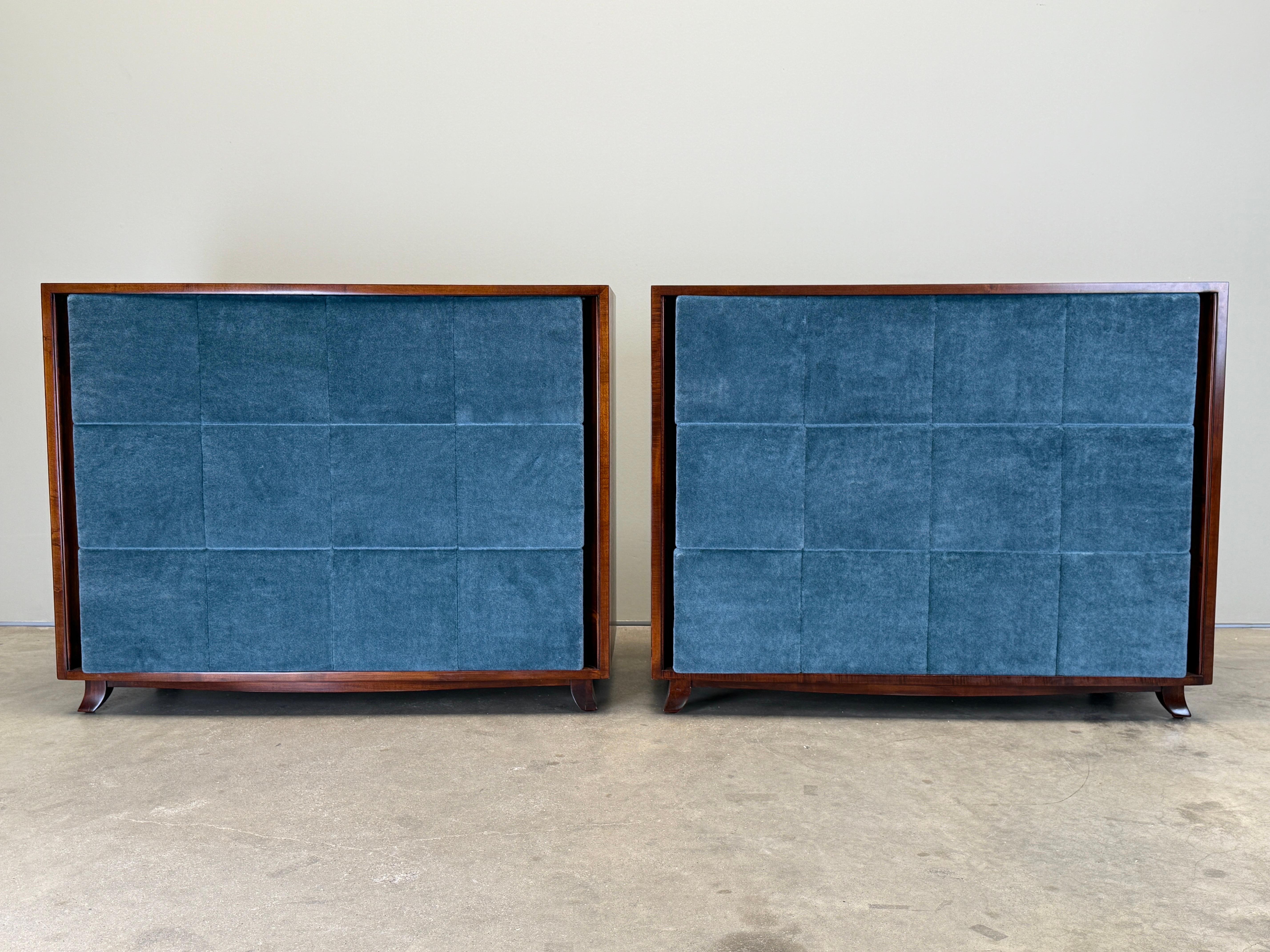 Paire de commodes modèle 4140 conçues par Gilbert Rohde pour Herman Miller en acajou et mohair. 