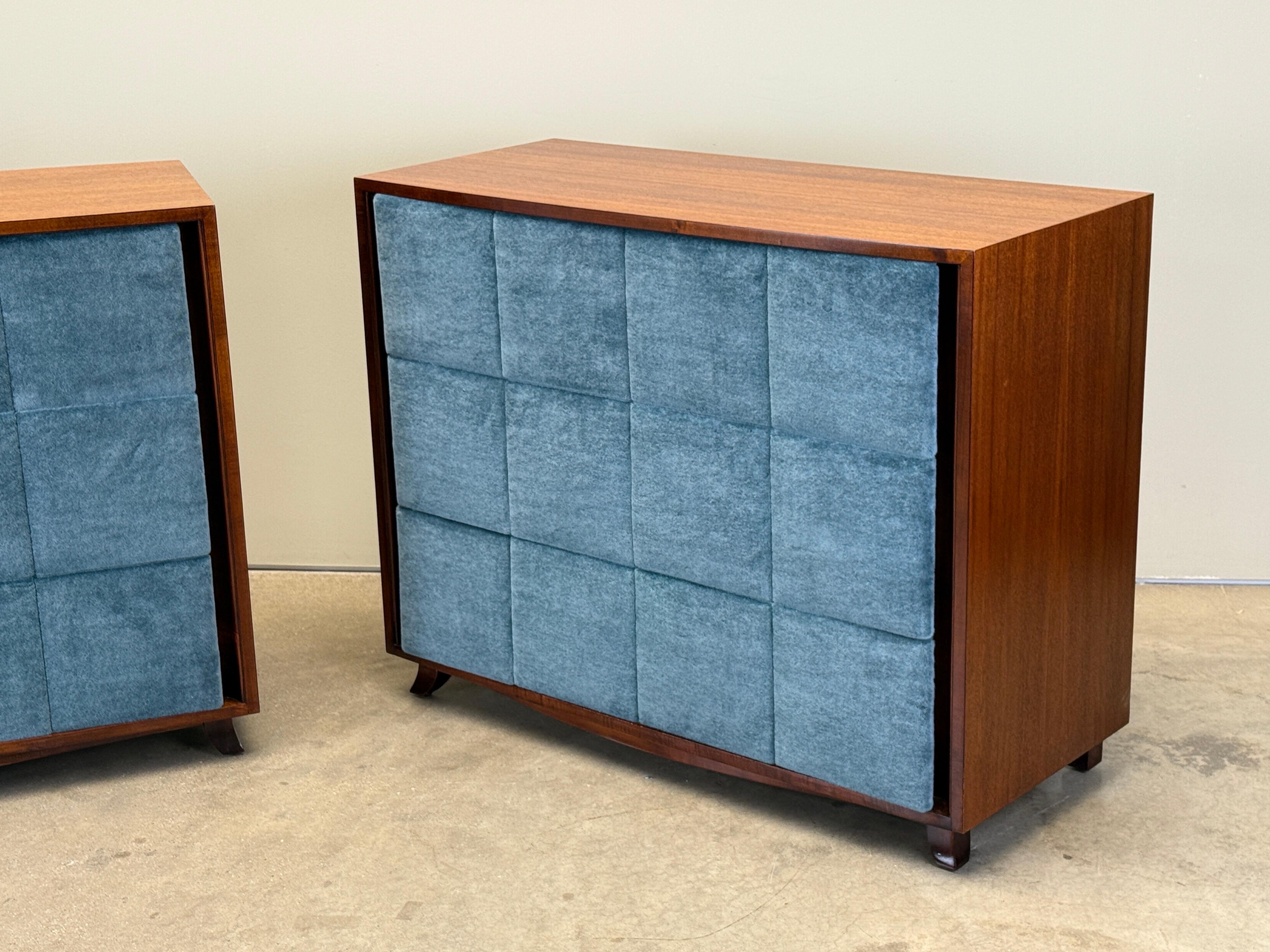 Mohair Paire d'armoires par Gilbert Rohde pour Herman Miller en vente
