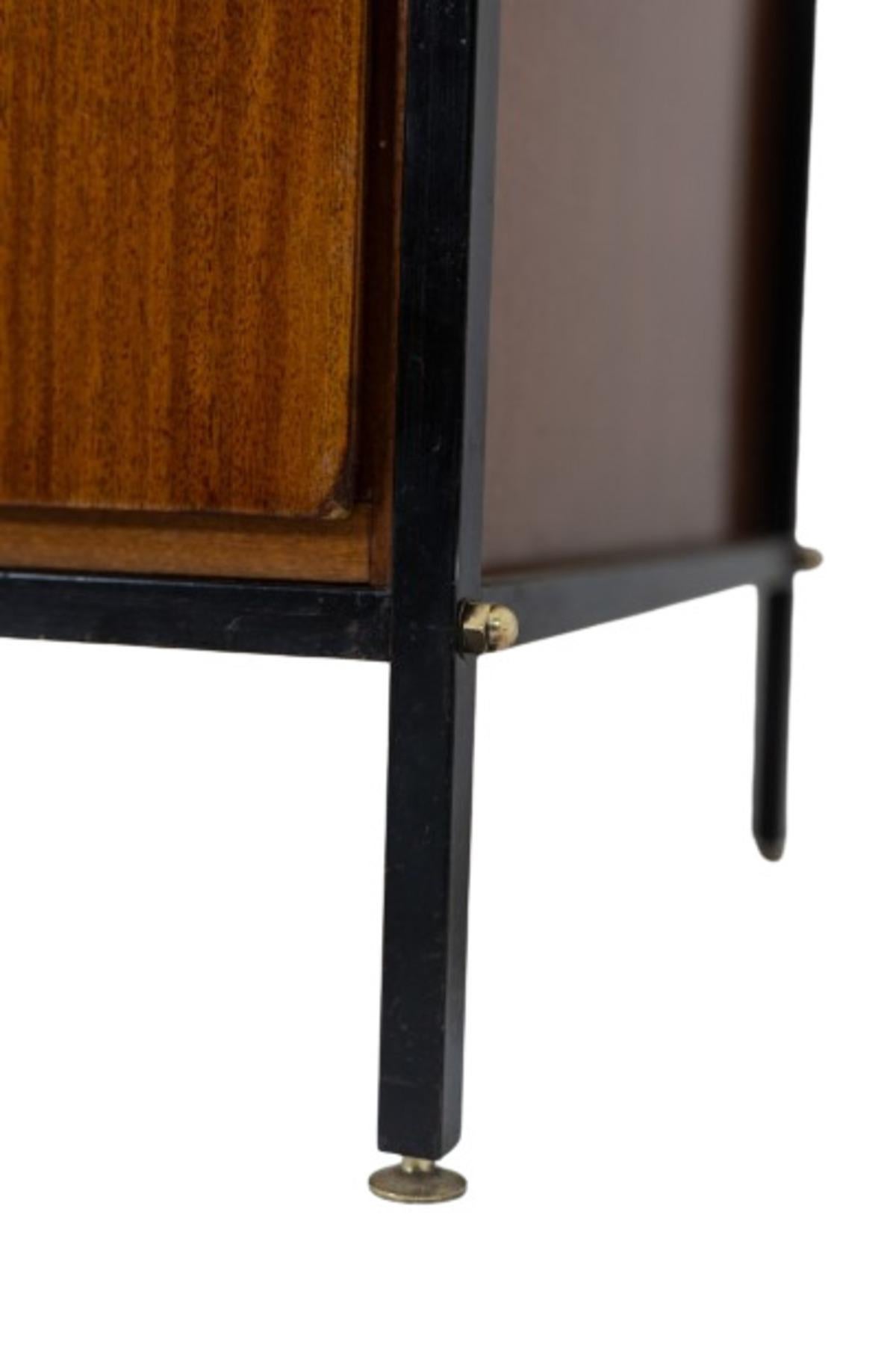 Paire d'armoires en placage d'acajou et fer laqué noir. 1950s. en vente 4