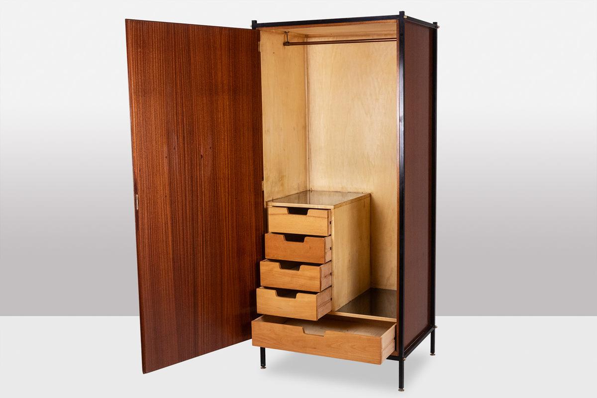 Paire d'armoires en placage d'acajou et fer laqué noir. 1950s. Excellent état - En vente à Saint-Ouen, FR
