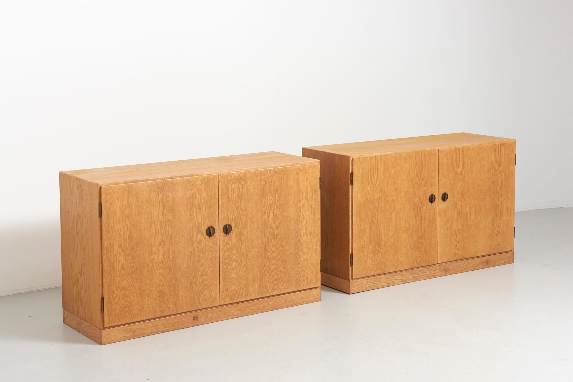 A pair of cabinets in oak on a plinth base. The keys and hinges are in brass. Each cabinet features inner drawers that can be used as trays, and one or two shelves. They are manufactured by CM Madsen for FDB mobler. Design by Børge Mogensen.
Made