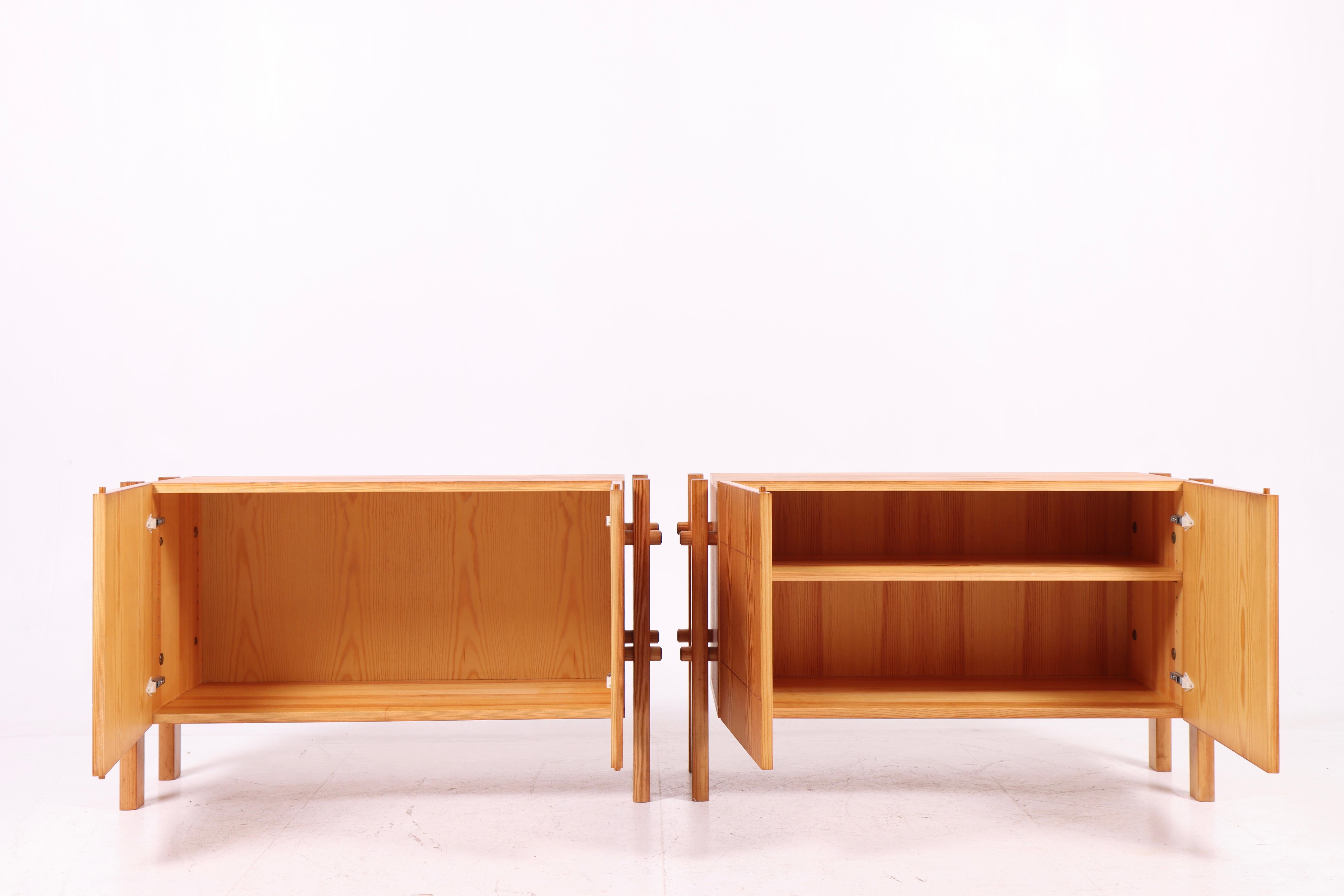 Pair of Cabinets in Pine By Hundevad, Made in Denmark, 1960s (Mitte des 20. Jahrhunderts) im Angebot