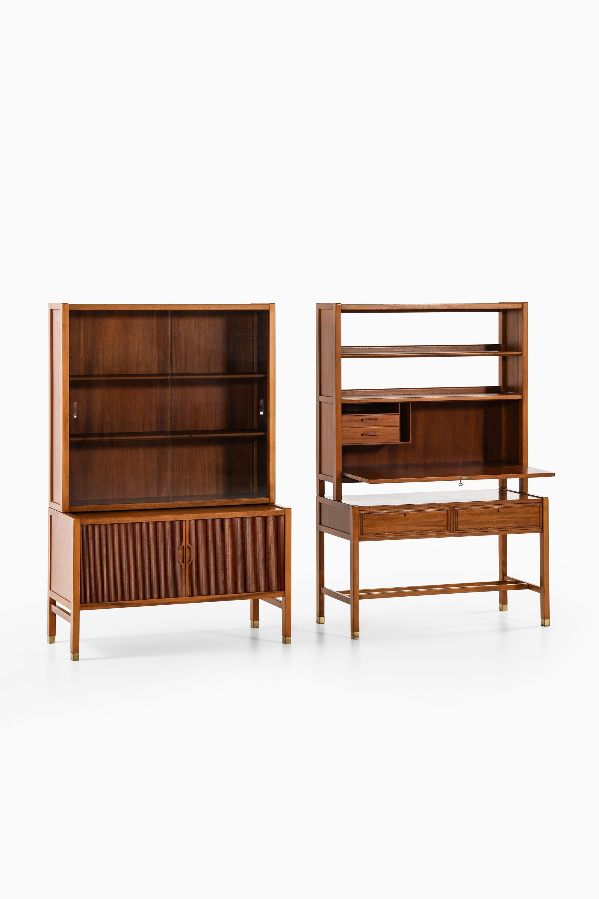 Coppia di armadi in noce, ottone e vetro di Carl-Axel Acking, anni '50

Informazioni aggiuntive:
Materiale: Noce, ottone e vetro
Stile: Metà secolo, Scandinavo
Prodotto da Bodafors in Svezia
Dimensioni (L x P x H): 100 x 45 x 152,5 (60,5)