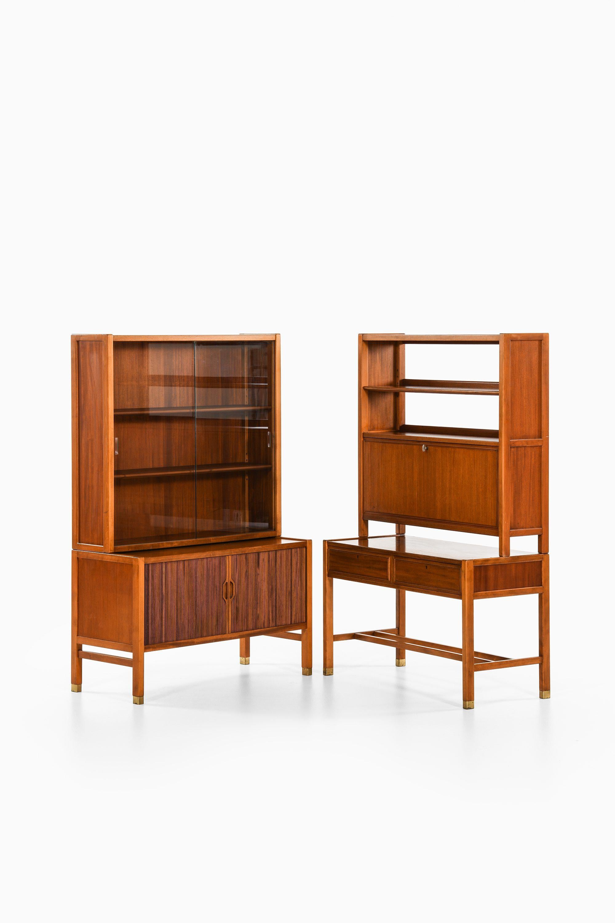 Mid-Century moderno Coppia di armadi in noce, ottone e vetro di Carl-Axel Acking, anni '50 in vendita