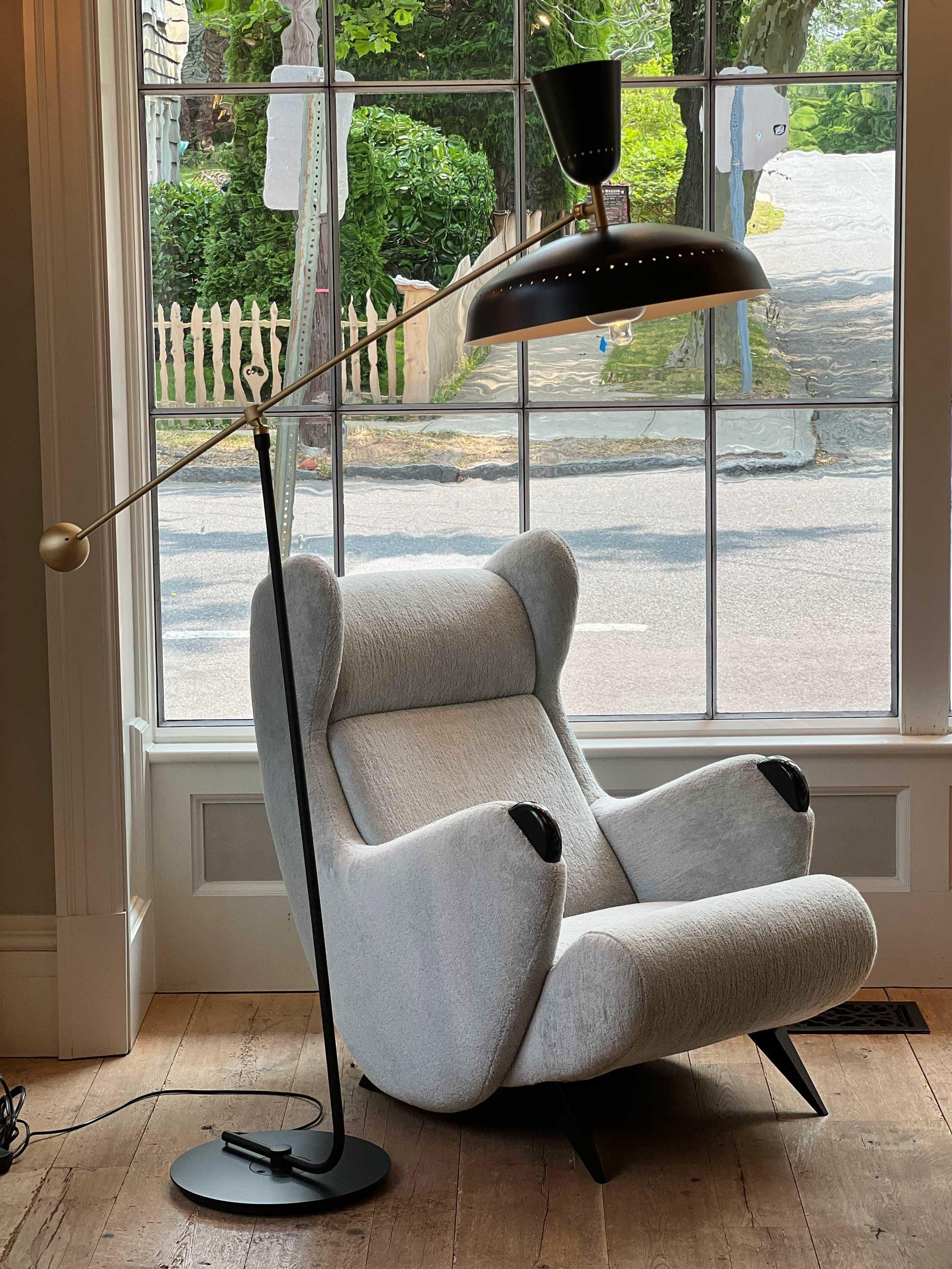 Questa magnifica coppia di sedie presenta un design classico in stile Cadillac con sottili accenti di Pierre Augustin Rose per un look senza tempo. Realizzate in resistente tessuto ciniglia Igor Glacier, queste sedie sono perfette per aggiungere un