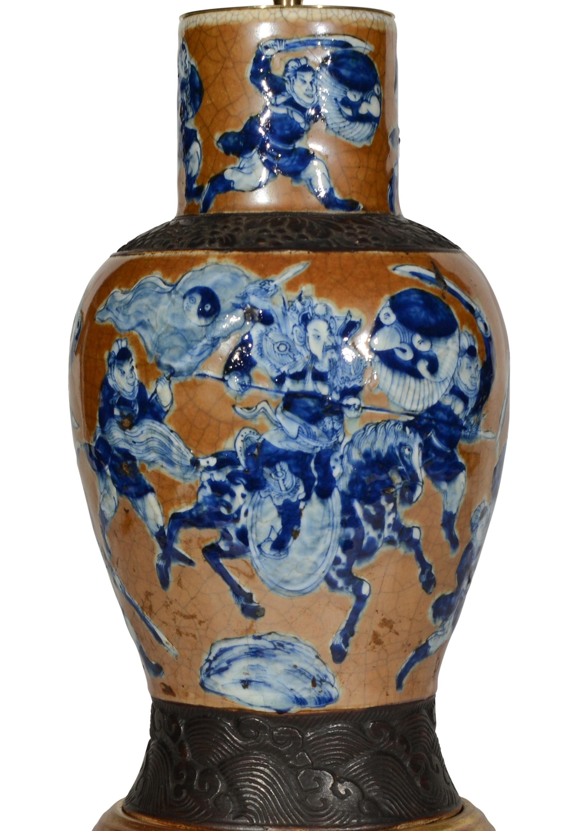 Chinois Paire de lampes de table Cafe au Lait en céramique chinoise du 19e siècle en vente