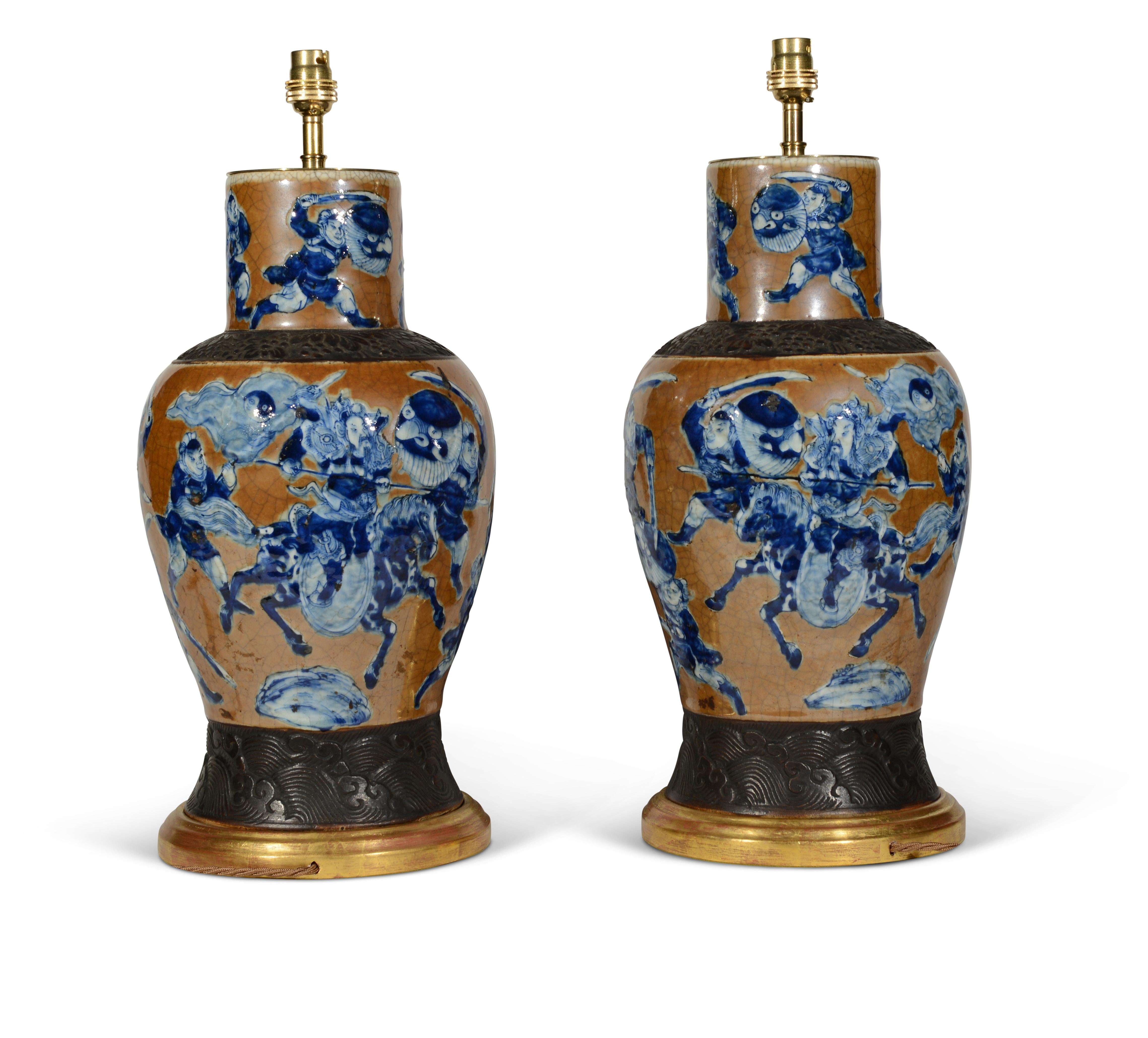 Vernissé Paire de lampes de table Cafe au Lait en céramique chinoise du 19e siècle en vente