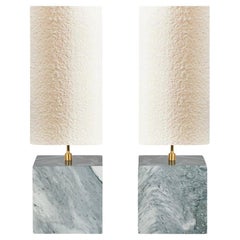 Paire de lampes de bureau Small, en marbre Calacatta et bouclette coexistante par Slash Objects