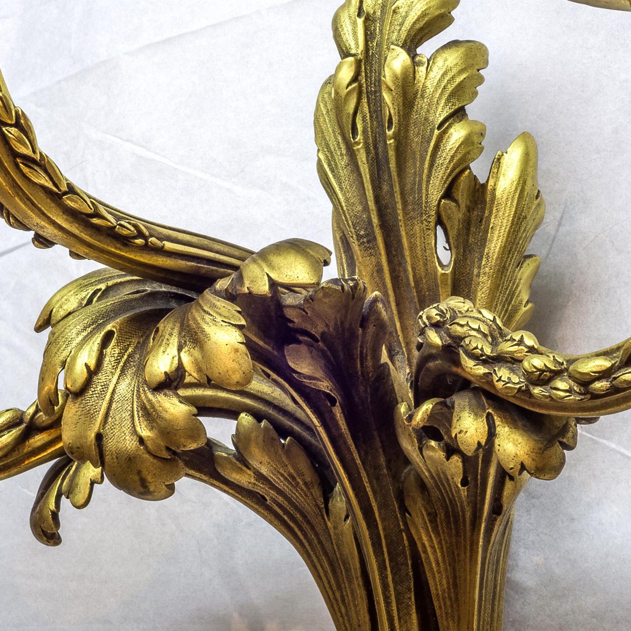 Americano Coppia di lampade da parete a tre luci Caldwell in bronzo dorato in vendita
