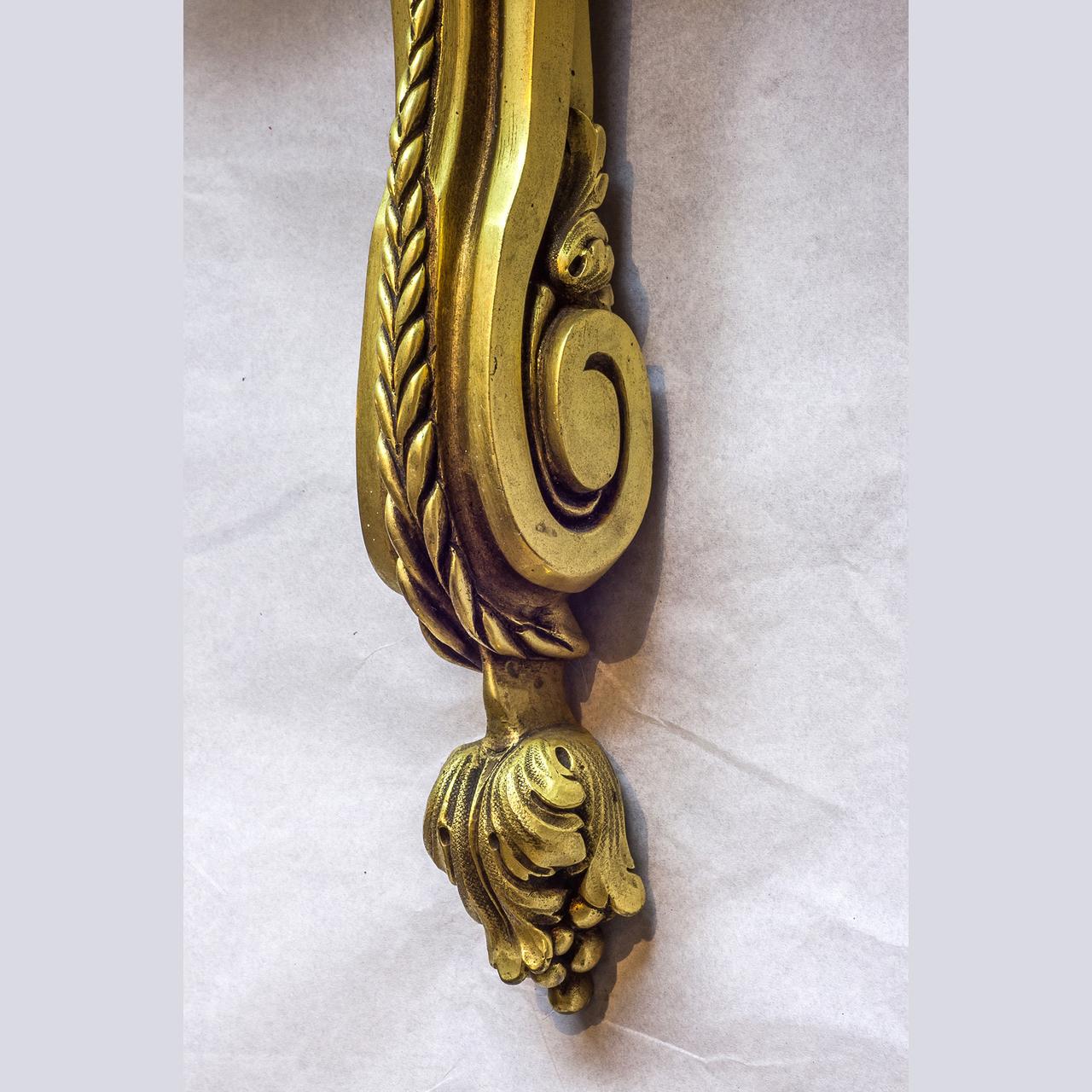XX secolo Coppia di lampade da parete a tre luci Caldwell in bronzo dorato in vendita