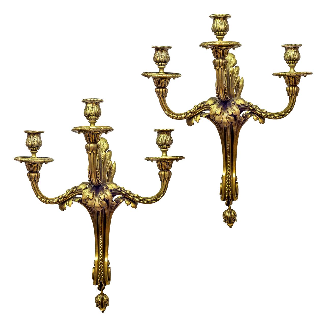 Paar Caldwell-Wandleuchten aus vergoldeter Bronze mit drei Lichtern