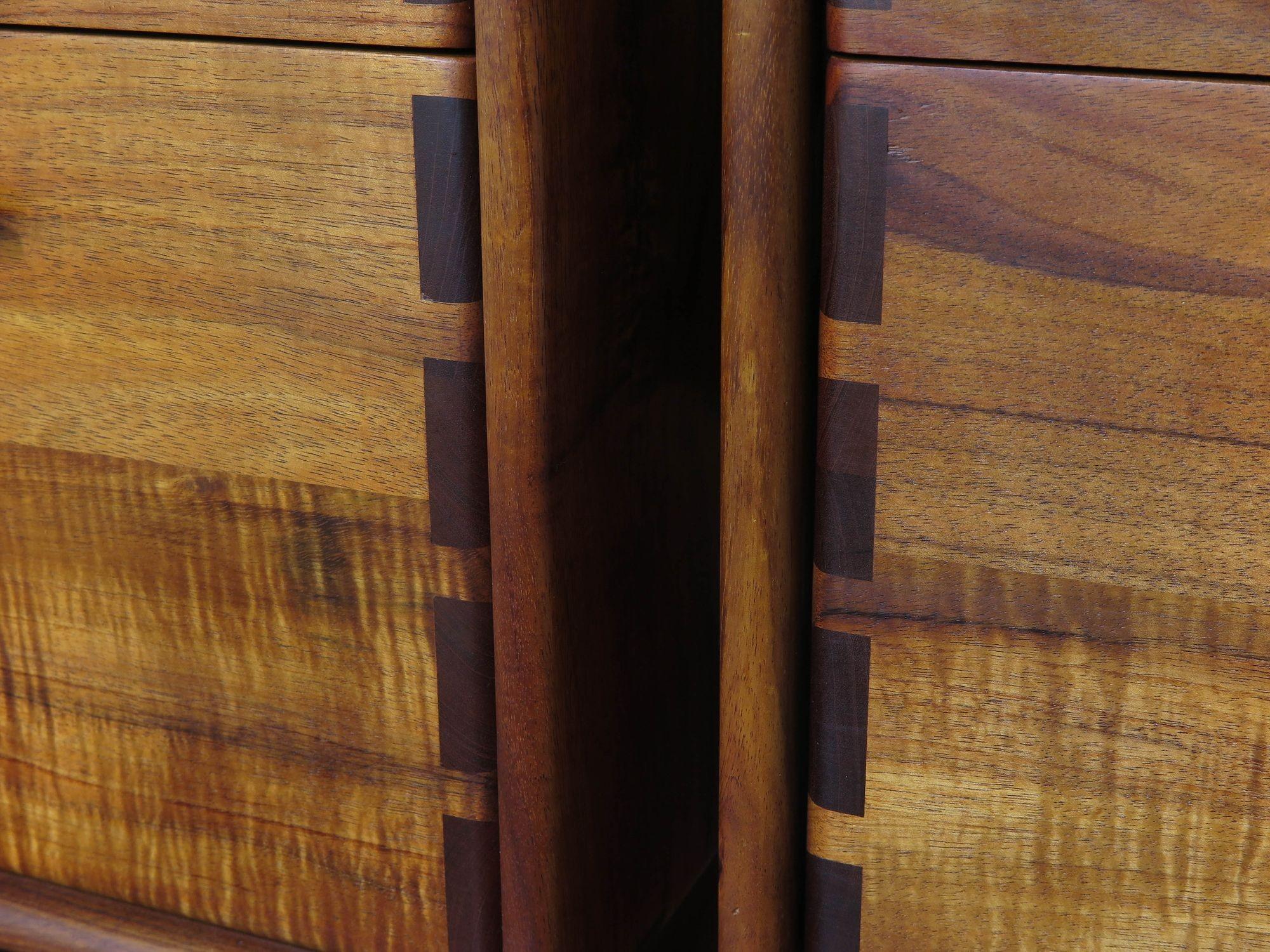 Ein Paar kalifornische Studio Craft Aktenschränke, entworfen von Jim Sweeney, Berkeley, ca. 1983. Die Schränke sind aus massivem Koa-Holz handgefertigt und verfügen jeweils über zwei Schubladen mit freiliegenden Tischlerarbeiten am Schrank und
