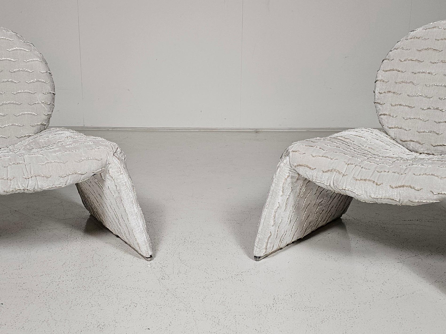 Jacquard Pair of Calypso lounge chairs by Vittorio Introini for Saporiti, 1970s For Sale
