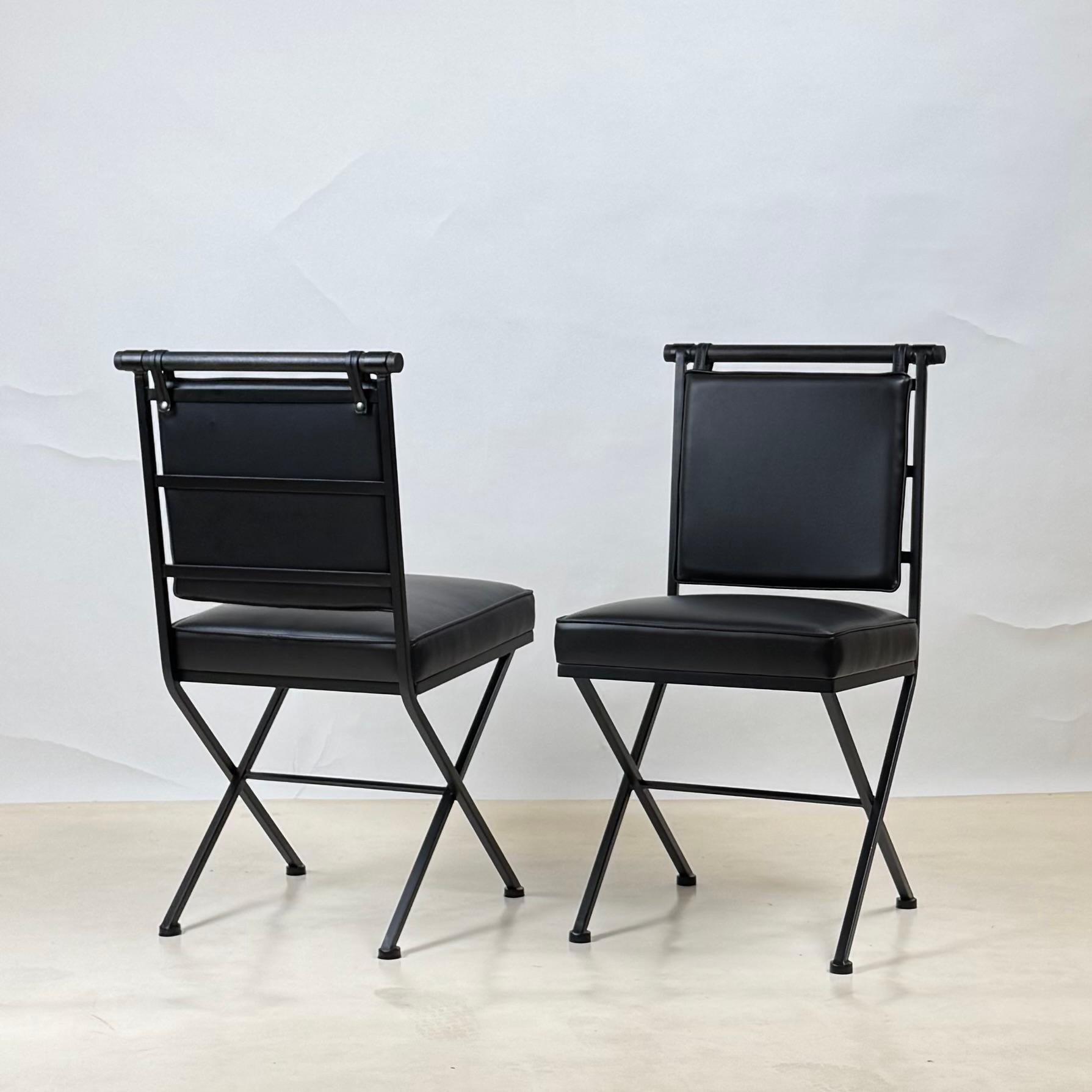 Coppia di sedie 'Camargue' di Design Frères, in COM (1 metro per sedia). Qui mostrato in pelle nera con cornici nere opache e aste in rovere ebanizzato.

Sono ideali come comode e funzionali sedie da pranzo, sedie laterali o come sedia da scrivania.