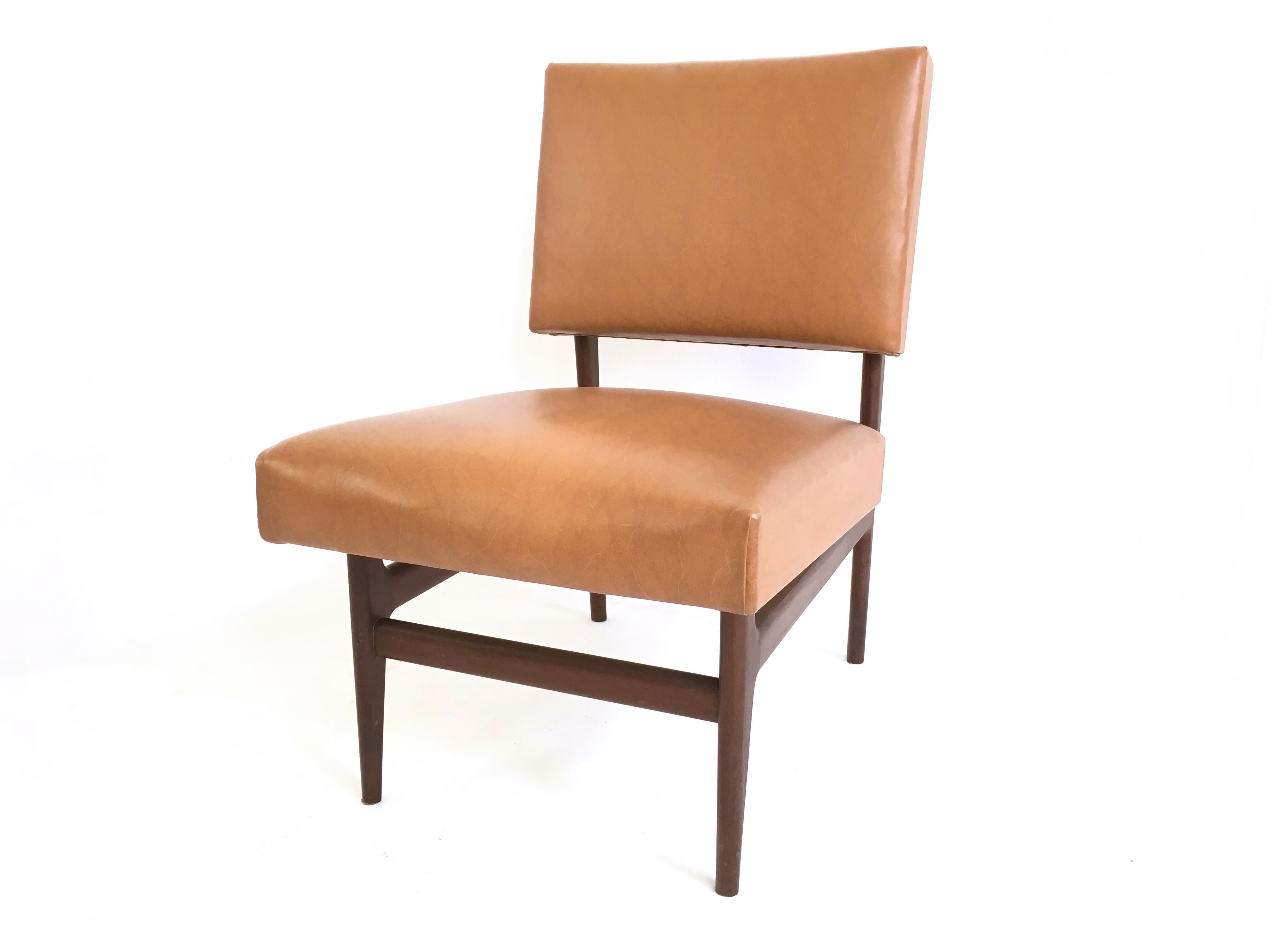Mid-Century Modern Paire de chaises longues en skaï camel avec structure en hêtre ébonisé par Dassi, Italie en vente